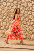 Rožinė ilga gėlėta suknelė – lengva, krentanti, elegantiška