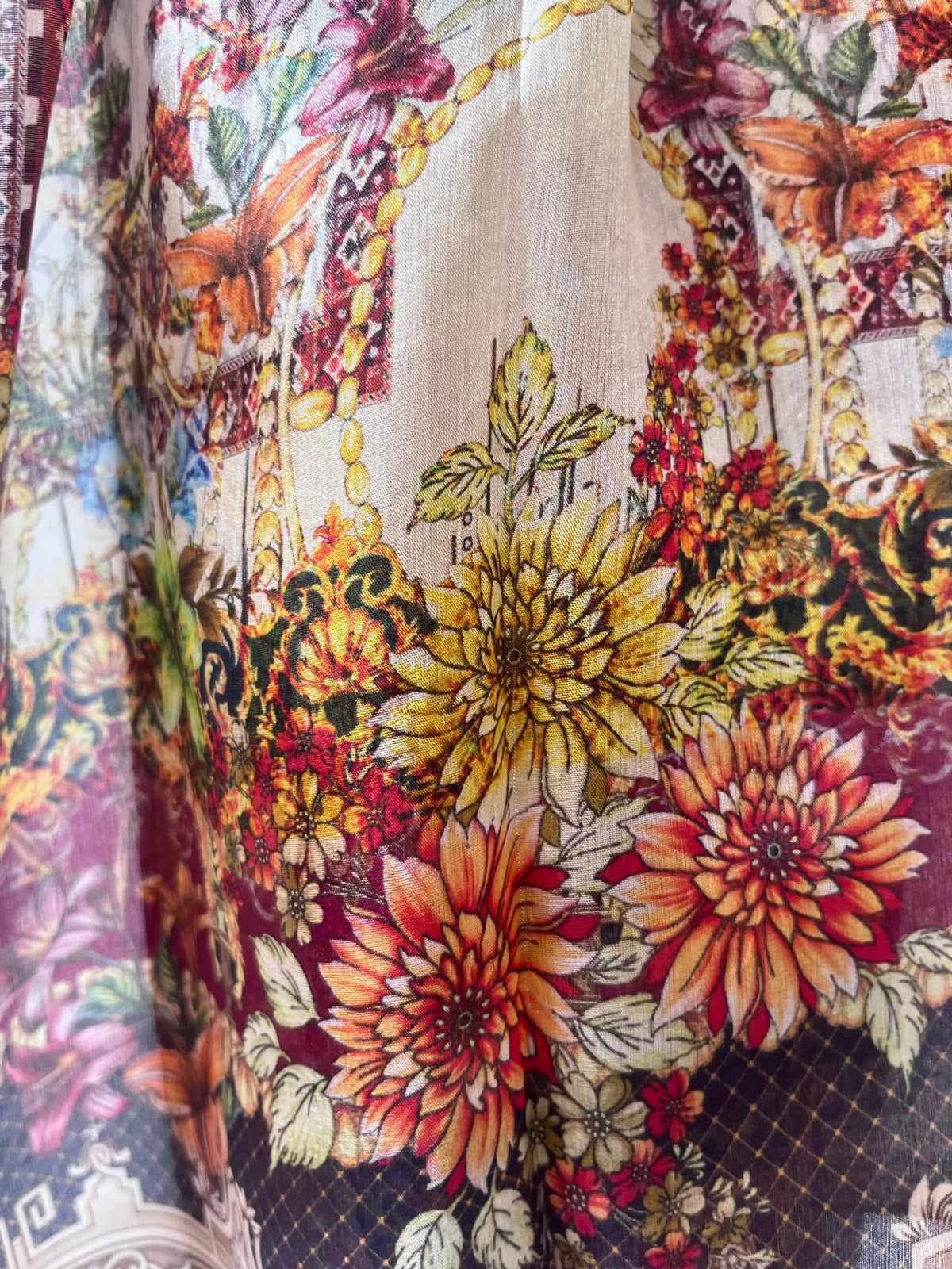 Silk shawl for women with autumn floral and leaf print in warm tones of orange, red, yellow and brown, luxury lightweight silk wrap, stylish accessory for shoulders or neck, perfect seasonal gift, Šilkinis šalis moterims su rudenišku gėlių ir lapų motyvu šiltų oranžinių, geltonų, raudonų ir rudų atspalvių, prabangus lengvas šilko šalis, elegantiškas aksesuaras pečiams ar kaklui, subtili rudens sezono dovanos idėja.