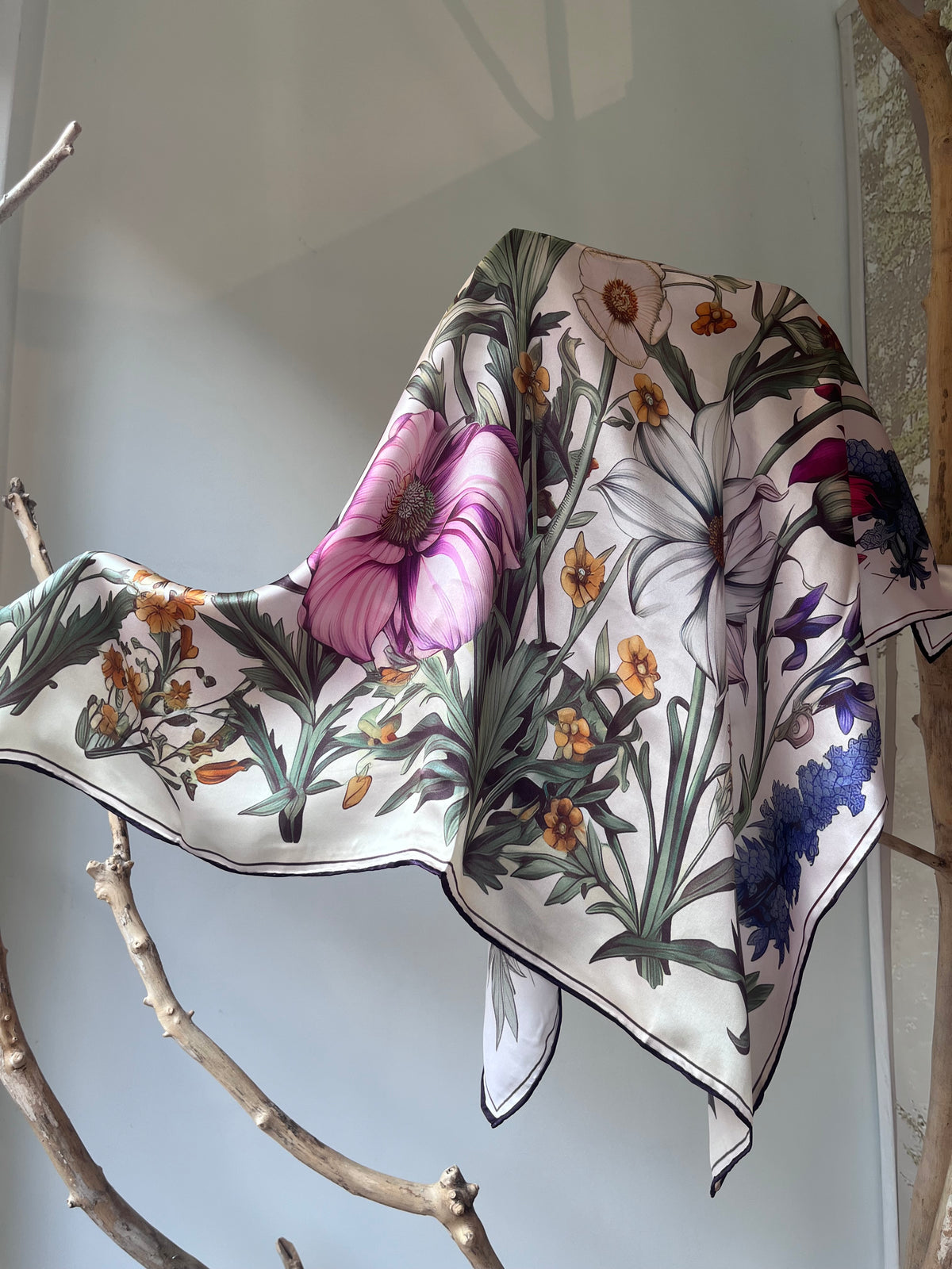 Silk scarf for women 90x90 cm with floral print on light background, luxury square silk scarf, romantic and elegant accessory for neck, hair or handbag, perfect gift for her, Šilkinė skarelė moterims 90x90 cm su gėlių motyvu ant šviesaus fono, prabangi kvadrato formos šilko skarelė, romantiškas ir elegantiškas aksesuaras kaklui, plaukams ar rankinei, subtili dovanos idėja moteriai.