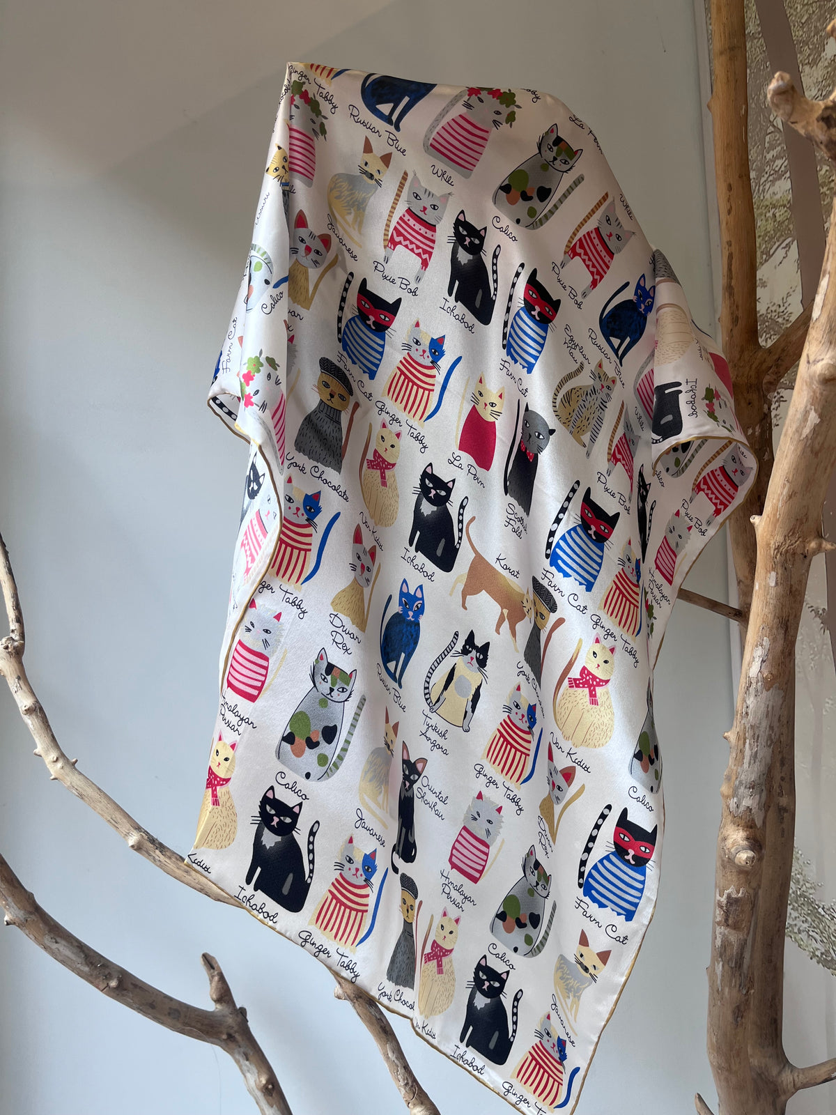 Playful silk scarf for women 90x90 cm with cute cat print, luxury square silk scarf, fun and unique accessory for neck, hair or handbag, perfect gift for cat lovers, Žaisminga šilkinė skarelė moterims 90x90 cm su mažų katinukų motyvu, prabangi kvadrato formos šilko skarelė, smagus ir išskirtinis aksesuaras kaklui, plaukams ar rankinei, puiki dovanos idėja kačių mylėtojai.