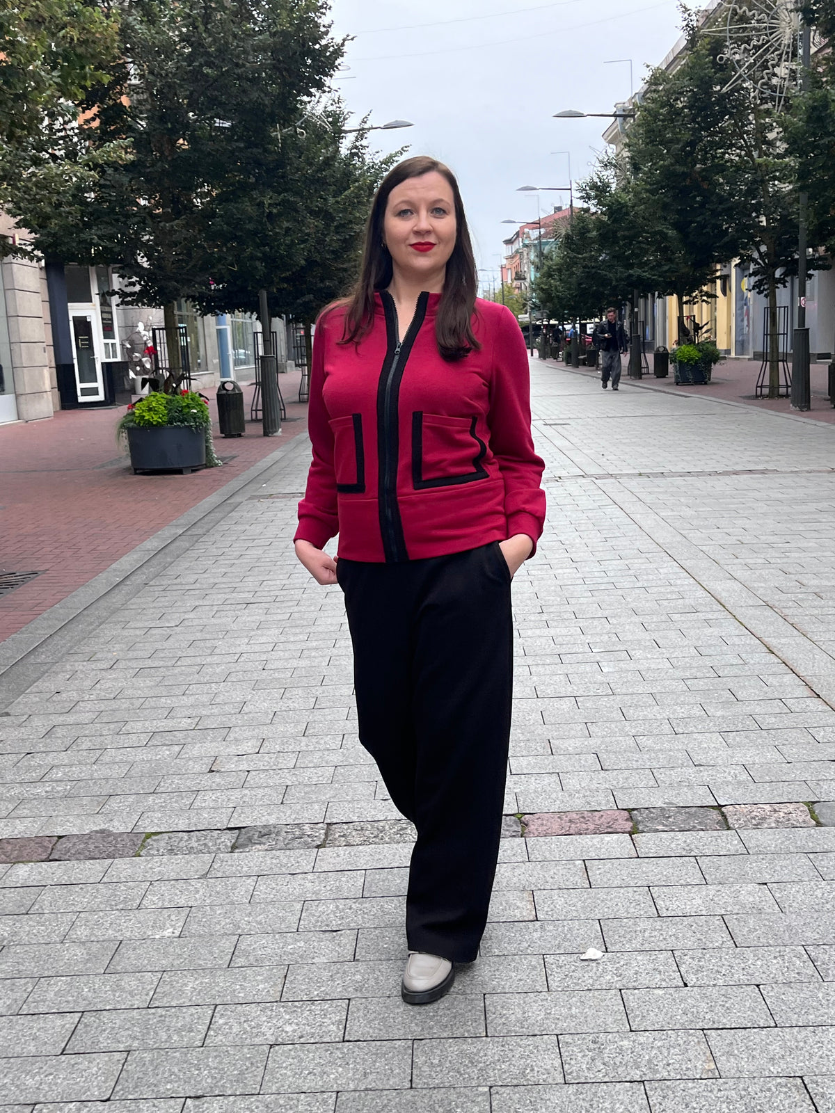 Womens leisure set with wide-leg trousers and elastic waistband, paired with a comfortable zip-up sweatshirt with patch pockets. Available in multiple color combinations (bordo + black, cappuccino + brown, khaki + black). Perfect for everyday wear or travel. Handmade in Lithuania, sizes 36–52.