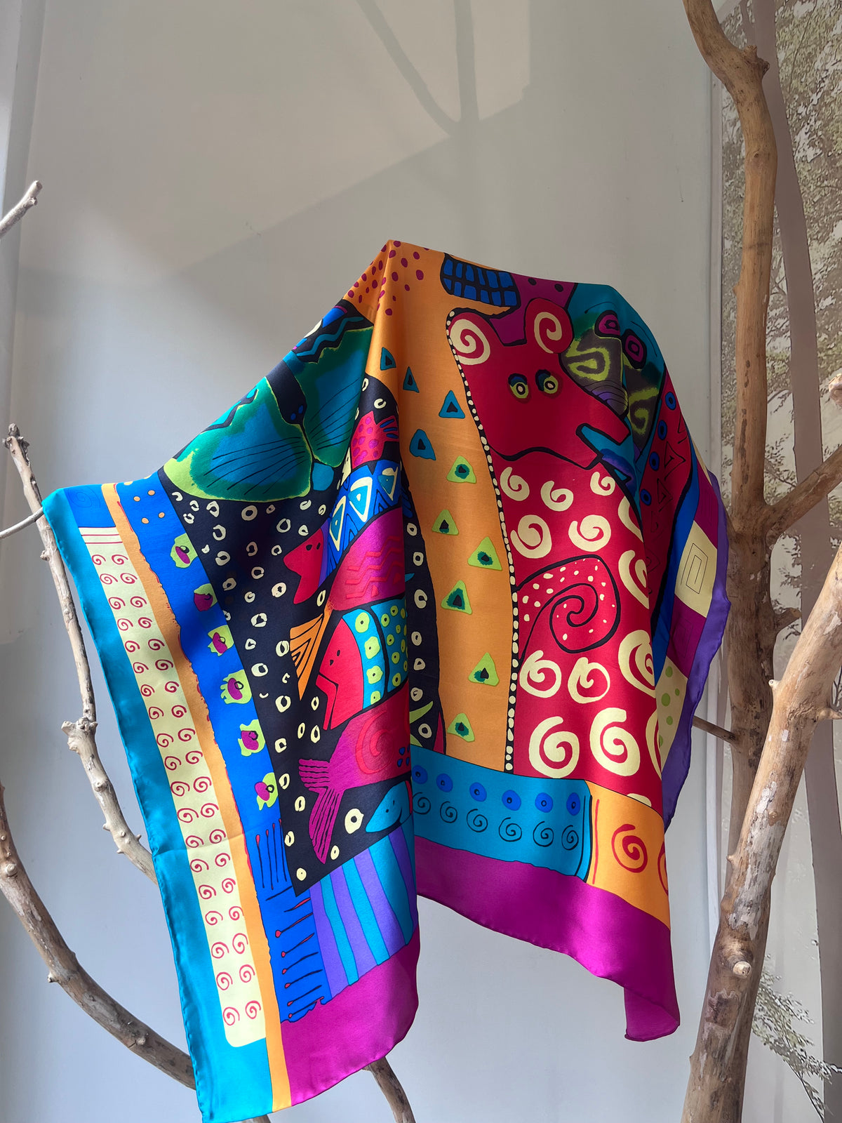 Bright silk scarf for women 90x90 cm with colorful cat print, luxury square silk scarf, playful and elegant accessory for neck, hair or handbag, perfect gift for cat lovers, Ryški šilkinė skarelė moterims 90x90 cm su spalvingu katinuko piešiniu, prabangi kvadrato formos šilko skarelė, žaismingas ir elegantiškas aksesuaras kaklui, plaukams ar rankinei, puiki dovanos idėja kačių mylėtojai.