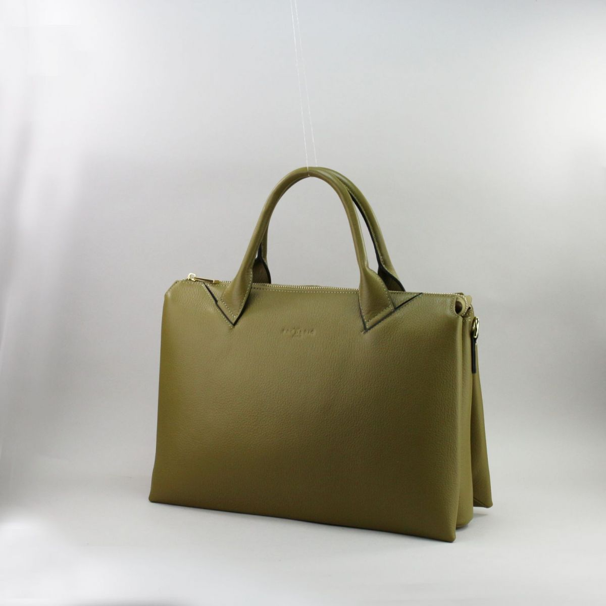 Elegant olive green leather handbag by Frederic T. with gold-tone hardware, short structured handles, and a detachable adjustable shoulder strap up to 115 cm. Features three spacious compartments, three interior zippered pockets, one open pocket, and an extra interior zip pocket. Back side includes a zippered exterior pocket. Ideal for everyday or professional use. | Alyvuogių žalios spalvos odinė rankinė su 3 skyriais, auksinės spalvos furnitūra, trumpomis ir ilga rankena – stilingas pasirinkimas praktiška