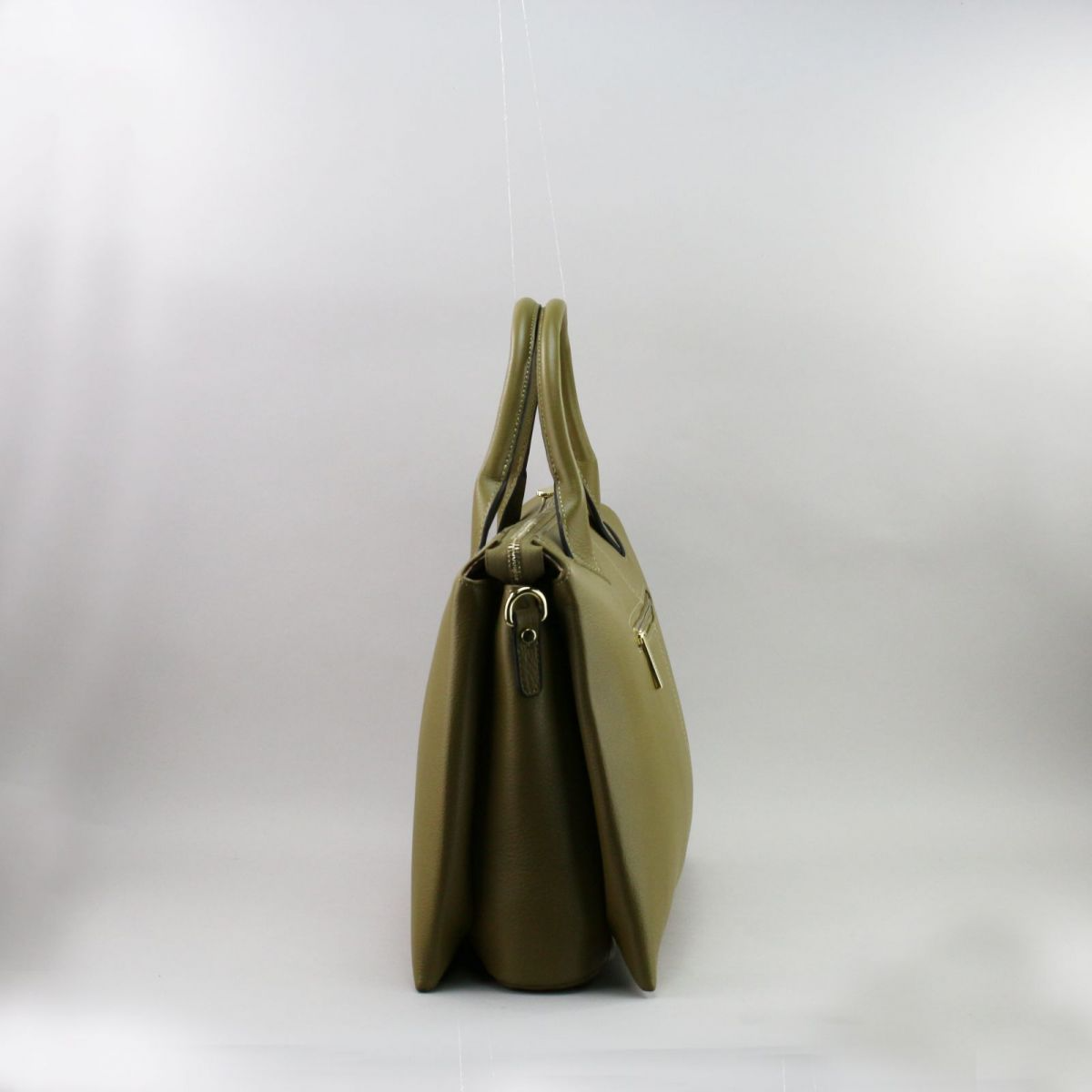Elegant olive green leather handbag by Frederic T. with gold-tone hardware, short structured handles, and a detachable adjustable shoulder strap up to 115 cm. Features three spacious compartments, three interior zippered pockets, one open pocket, and an extra interior zip pocket. Back side includes a zippered exterior pocket. Ideal for everyday or professional use. | Alyvuogių žalios spalvos odinė rankinė su 3 skyriais, auksinės spalvos furnitūra, trumpomis ir ilga rankena – stilingas pasirinkimas praktiška
