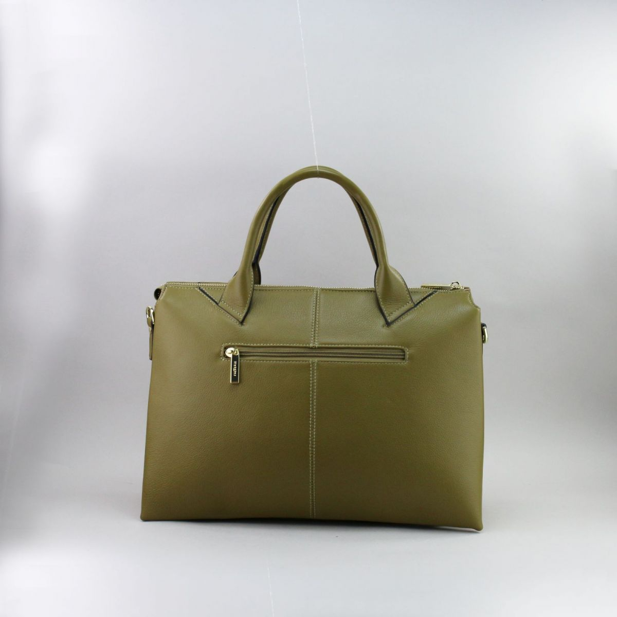 Elegant olive green leather handbag by Frederic T. with gold-tone hardware, short structured handles, and a detachable adjustable shoulder strap up to 115 cm. Features three spacious compartments, three interior zippered pockets, one open pocket, and an extra interior zip pocket. Back side includes a zippered exterior pocket. Ideal for everyday or professional use. | Alyvuogių žalios spalvos odinė rankinė su 3 skyriais, auksinės spalvos furnitūra, trumpomis ir ilga rankena – stilingas pasirinkimas praktiška