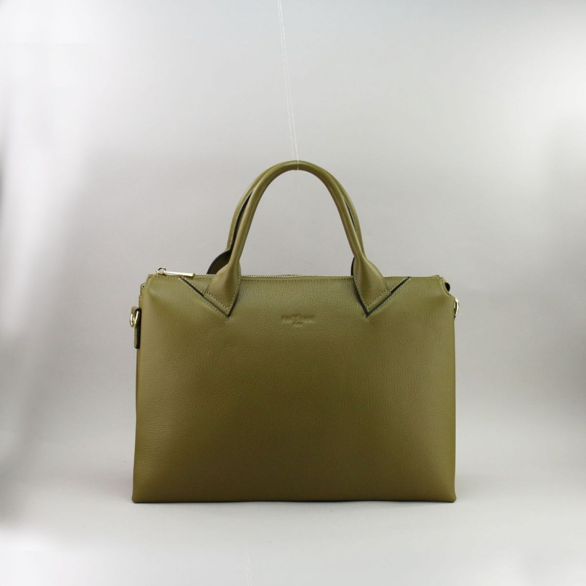 Elegant olive green leather handbag by Frederic T. with gold-tone hardware, short structured handles, and a detachable adjustable shoulder strap up to 115 cm. Features three spacious compartments, three interior zippered pockets, one open pocket, and an extra interior zip pocket. Back side includes a zippered exterior pocket. Ideal for everyday or professional use. | Alyvuogių žalios spalvos odinė rankinė su 3 skyriais, auksinės spalvos furnitūra, trumpomis ir ilga rankena – stilingas pasirinkimas praktiška