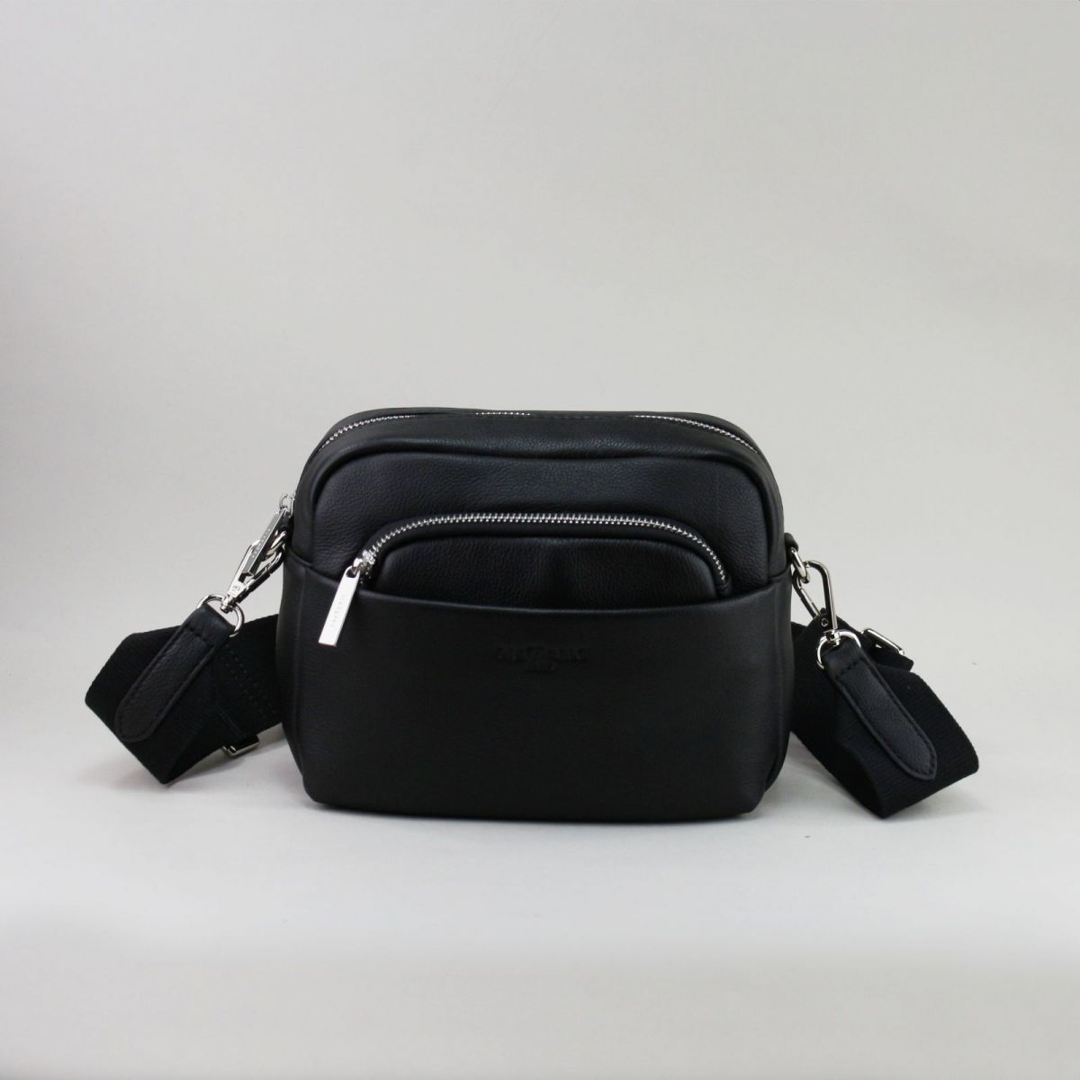 Compact black leather handbag with double zippers, wide strap and French design.
Kompaktiška juoda odinė rankinė su dviem užtrauktukais, plačiu dirželiu ir prancūzišku dizainu.