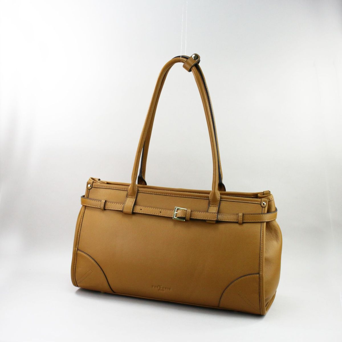 Light brown genuine leather handbag with elegant gold-tone hardware, two comfortable shoulder handles, rear zip pocket and a classic structured silhouette. Natūrali oda, šviesi ruda spalva, kokybiškas prancūziškas dizainas, moteriška elegancija.