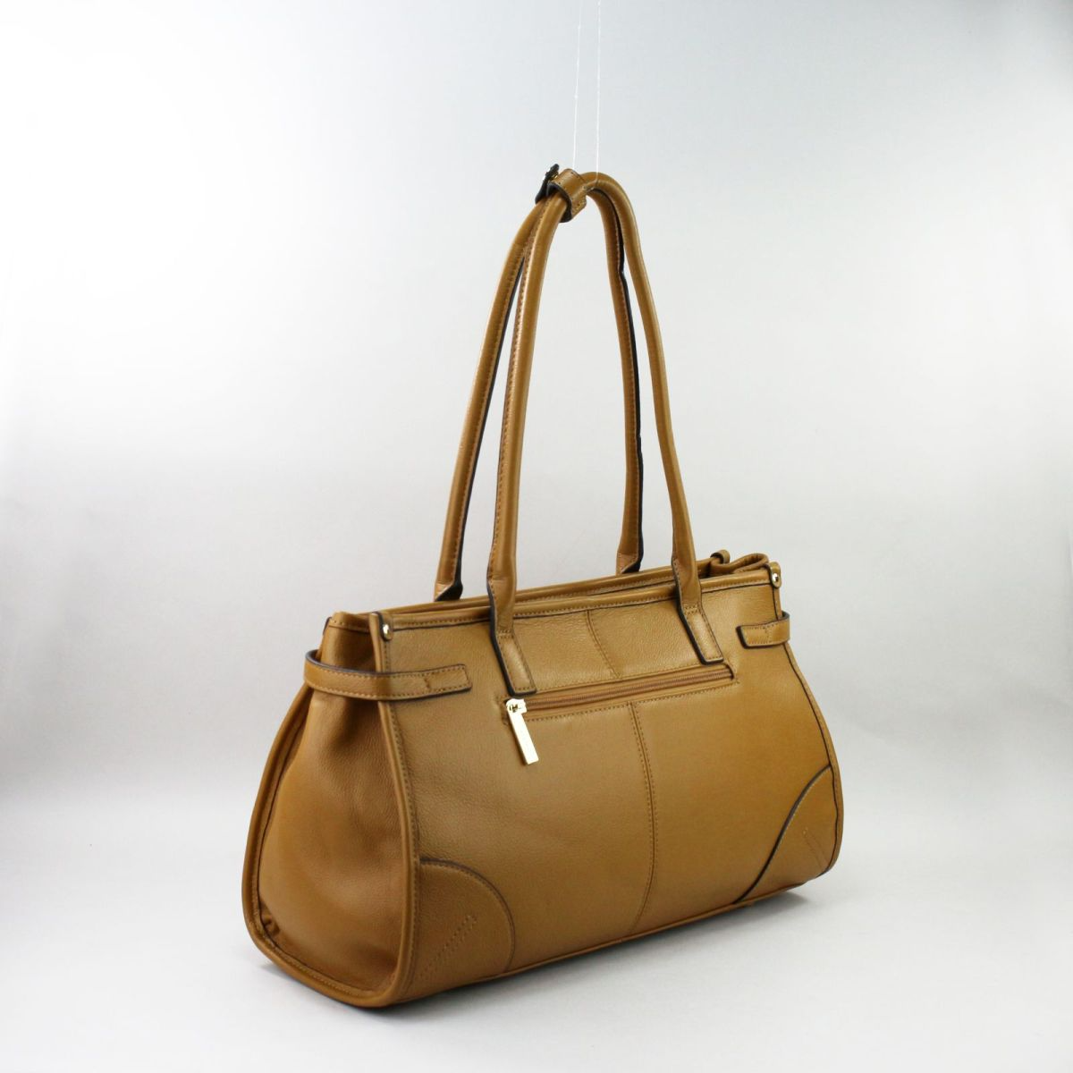 Light brown genuine leather handbag with elegant gold-tone hardware, two comfortable shoulder handles, rear zip pocket and a classic structured silhouette. Natūrali oda, šviesi ruda spalva, kokybiškas prancūziškas dizainas, moteriška elegancija.