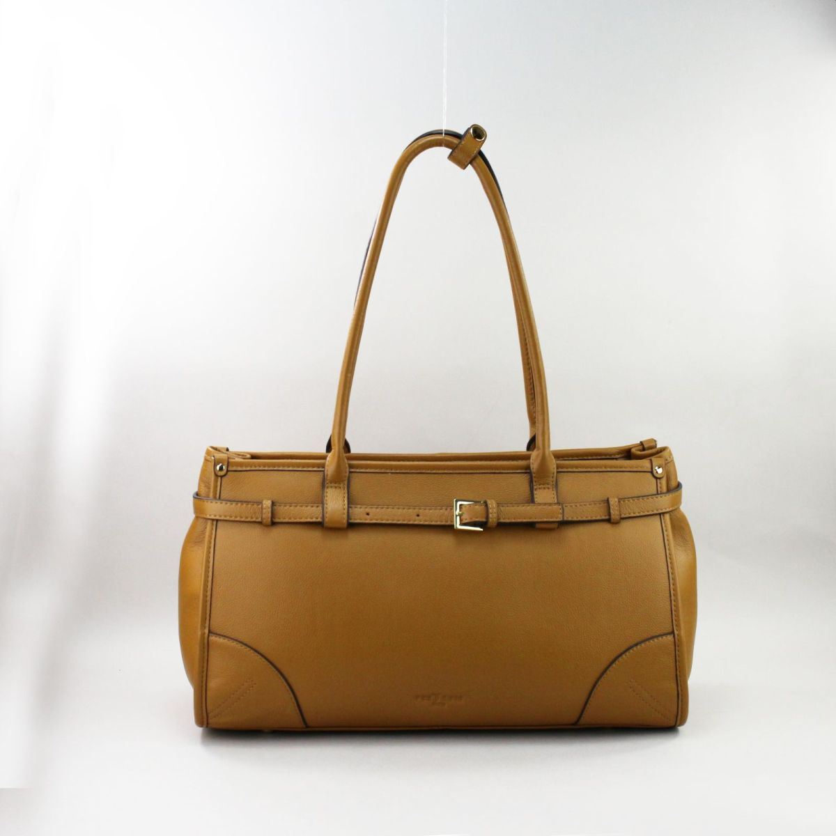 Light brown genuine leather handbag with elegant gold-tone hardware, two comfortable shoulder handles, rear zip pocket and a classic structured silhouette. Natūrali oda, šviesi ruda spalva, kokybiškas prancūziškas dizainas, moteriška elegancija.
