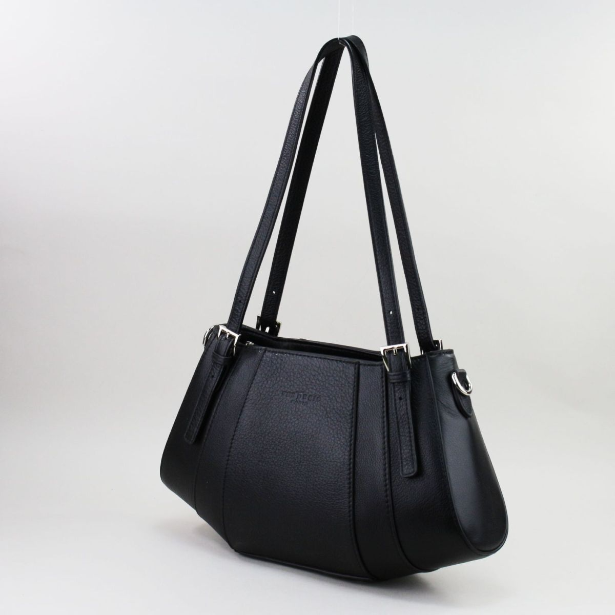Black genuine leather handbag by Frederic T. with elongated shoulder handles, high-quality silver hardware, zip closure, spacious main compartment, three inner pockets (two with zippers), and a rear exterior zip pocket. Comes with an adjustable, removable strap for versatile wear – on the shoulder or crossbody. Classic, functional, and elegant. | Juoda natūralios odos rankinė su ilgomis rankenomis, užtrauktuku, funkcionali ir talpi, su kišenėlėmis viduje ir sidabrine furnitūra.