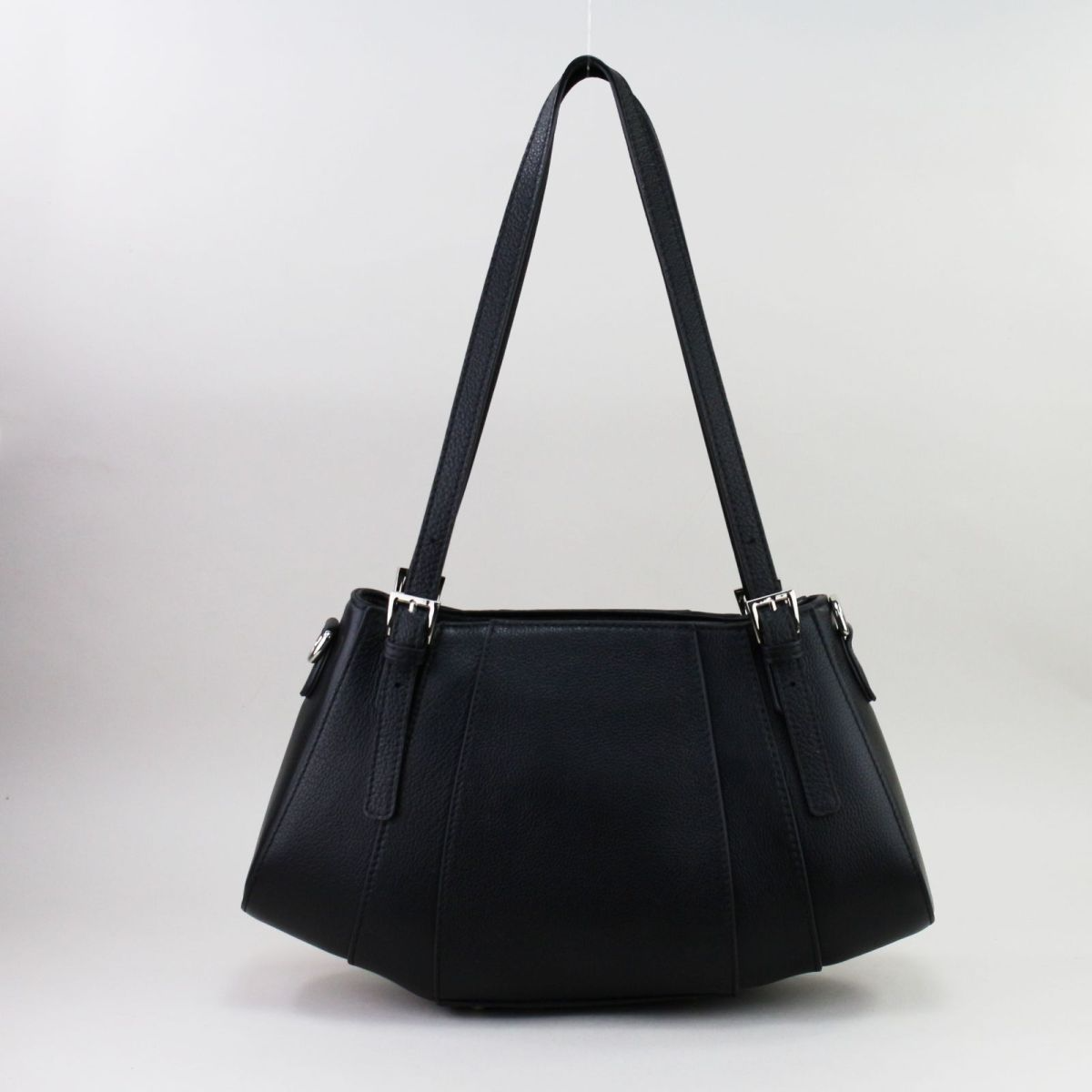 Black genuine leather handbag by Frederic T. with elongated shoulder handles, high-quality silver hardware, zip closure, spacious main compartment, three inner pockets (two with zippers), and a rear exterior zip pocket. Comes with an adjustable, removable strap for versatile wear – on the shoulder or crossbody. Classic, functional, and elegant. | Juoda natūralios odos rankinė su ilgomis rankenomis, užtrauktuku, funkcionali ir talpi, su kišenėlėmis viduje ir sidabrine furnitūra.