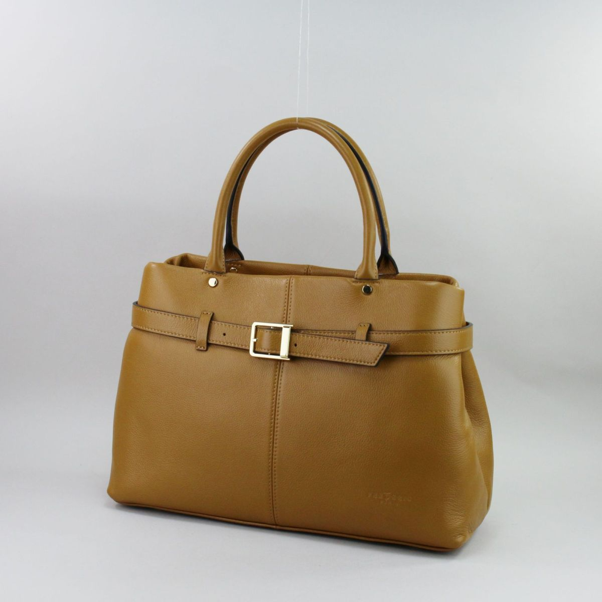 Camel color genuine leather handbag for women with elegant French design, short handles for shoulder wear, front buckle detail, and zip closure. Prancūziško dizaino natūralios odos rankinė moterims, šilta „camel“ spalva, dvigubos rankenos patogiam nešiojimui ant peties, užsegama užtrauktuku, priekyje dekoratyvinė sagtis.