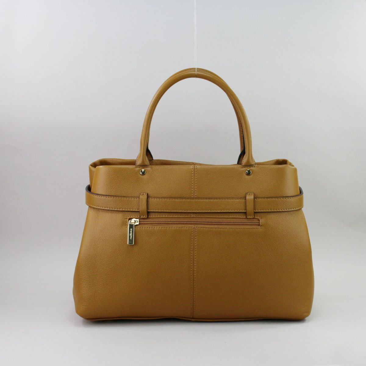 Camel color genuine leather handbag for women with elegant French design, short handles for shoulder wear, front buckle detail, and zip closure. Prancūziško dizaino natūralios odos rankinė moterims, šilta „camel“ spalva, dvigubos rankenos patogiam nešiojimui ant peties, užsegama užtrauktuku, priekyje dekoratyvinė sagtis.