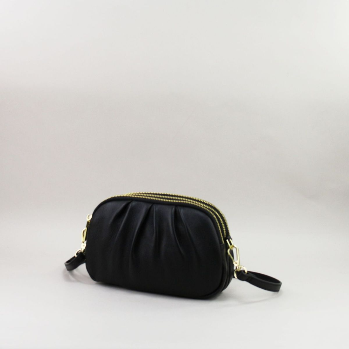 Stylish black leather handbag with compact size, gold hardware and French design.
 Stilinga juoda natūralios odos rankinė su kompaktišku dydžiu, auksinėmis detalėmis ir prancūzišku dizainu.