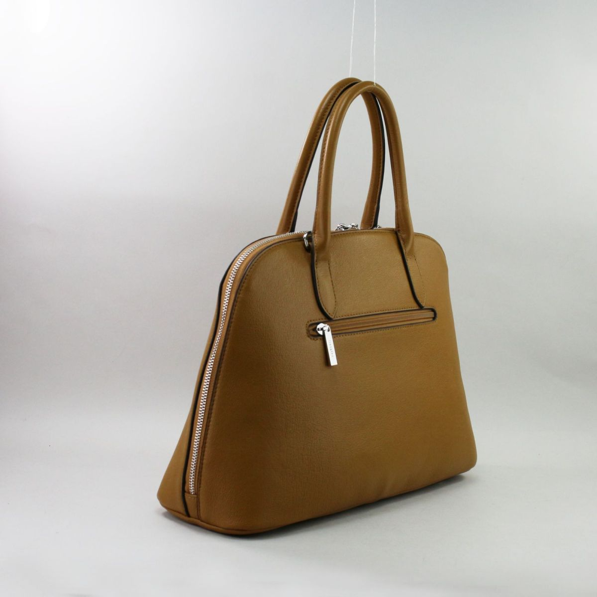 Camel spalvos natūralios odos rankinė moterims, elegantiško dizaino su sidabro detalėmis, nusegamu dirželiu ir klasikine forma.