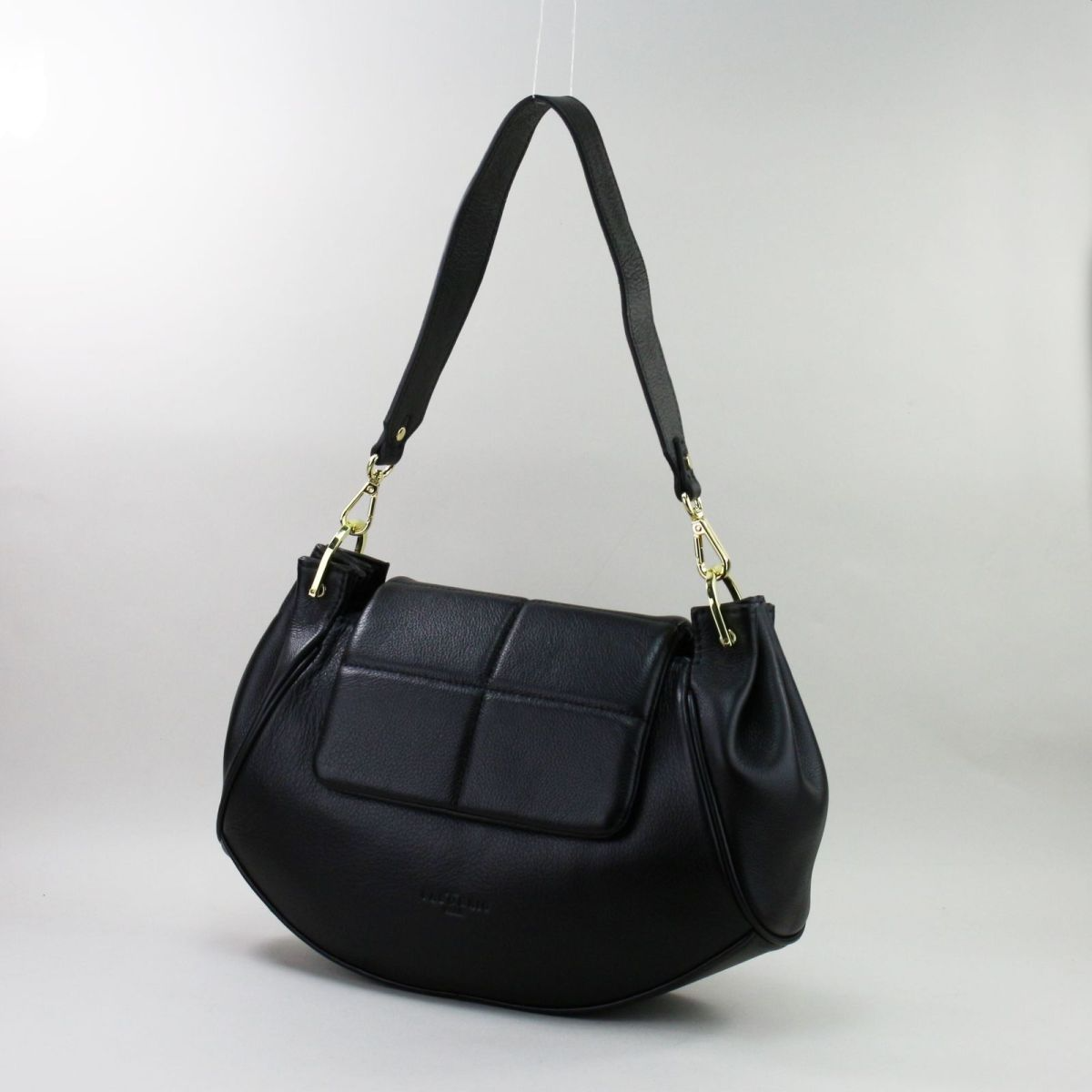 Black crescent-shaped genuine leather handbag with gold details and detachable strap.
Juoda pusmėnulio formos natūralios odos rankinė su auksinėmis detalėmis ir nusegamu dirželiu.