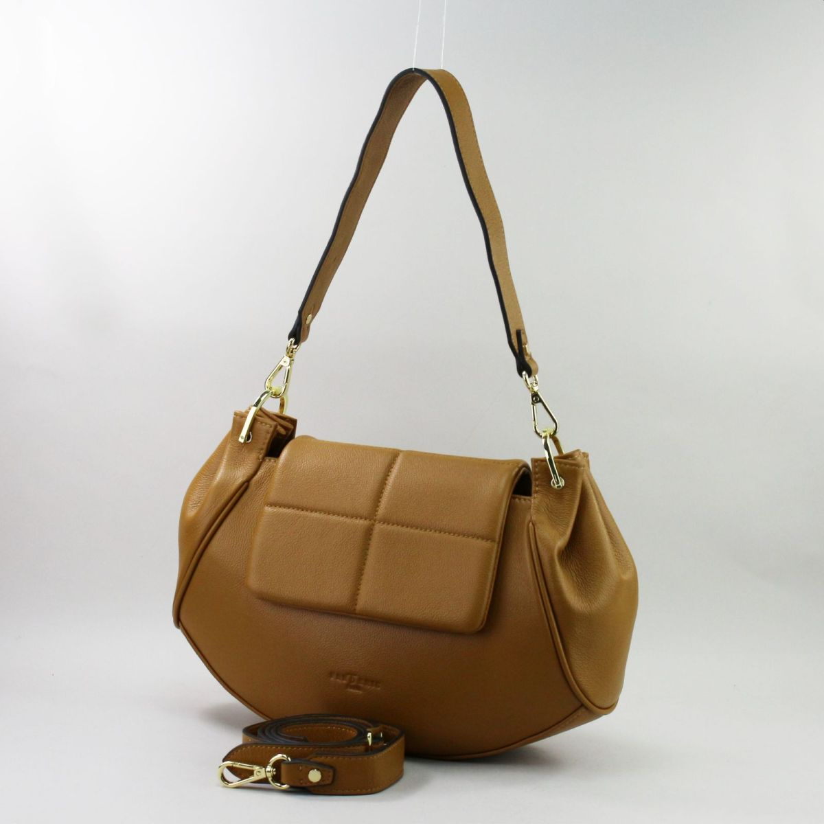 Camel leather handbag with crescent silhouette and detachable adjustable strap.
 Camel odinė pusmėnulio formos rankinė su reguliuojamu nusegamu dirželiu.