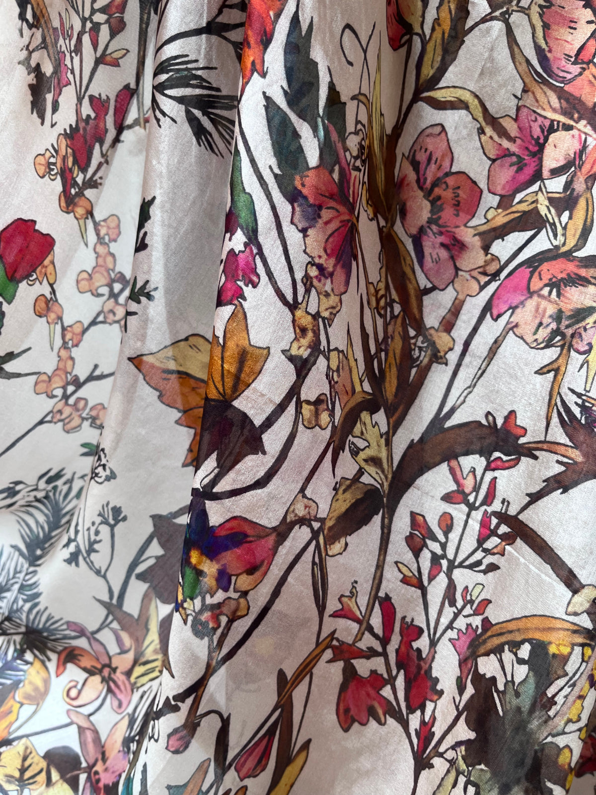 Silk shawl for women with autumn floral and leaf print in warm orange, yellow, red and green tones, luxury lightweight silk wrap, elegant accessory for shoulders or neck, perfect seasonal gift, Šilkinis šalis moterims su rudens gėlių ir lapų motyvu šiltų oranžinių, geltonų, raudonų ir žalių atspalvių, prabangus lengvas šilko šalis, elegantiškas aksesuaras pečiams ar kaklui, puiki sezono dovanos idėja.