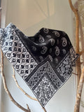 Black and white silk scarf for women 90x90 cm with paisley and ornamental print, luxury square silk scarf in the most popular size, elegant and versatile accessory for neck, hair or handbag, perfect timeless gift, Juodai balta šilkinė skarelė moterims 90x90 cm su paisley ir ornamentų raštu, prabangi kvadrato formos šilko skarelė populiariausio dydžio, elegantiškas ir universalus aksesuaras kaklui, plaukams ar rankinei, puiki nesenstanti dovanos idėja.