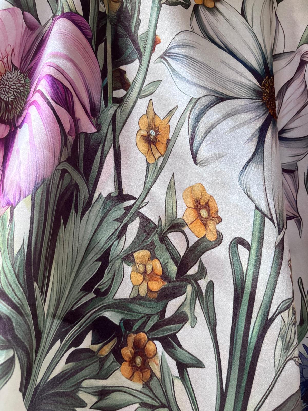Silk scarf for women 90x90 cm with floral print on light background, luxury square silk scarf, romantic and elegant accessory for neck, hair or handbag, perfect gift for her, Šilkinė skarelė moterims 90x90 cm su gėlių motyvu ant šviesaus fono, prabangi kvadrato formos šilko skarelė, romantiškas ir elegantiškas aksesuaras kaklui, plaukams ar rankinei, subtili dovanos idėja moteriai.