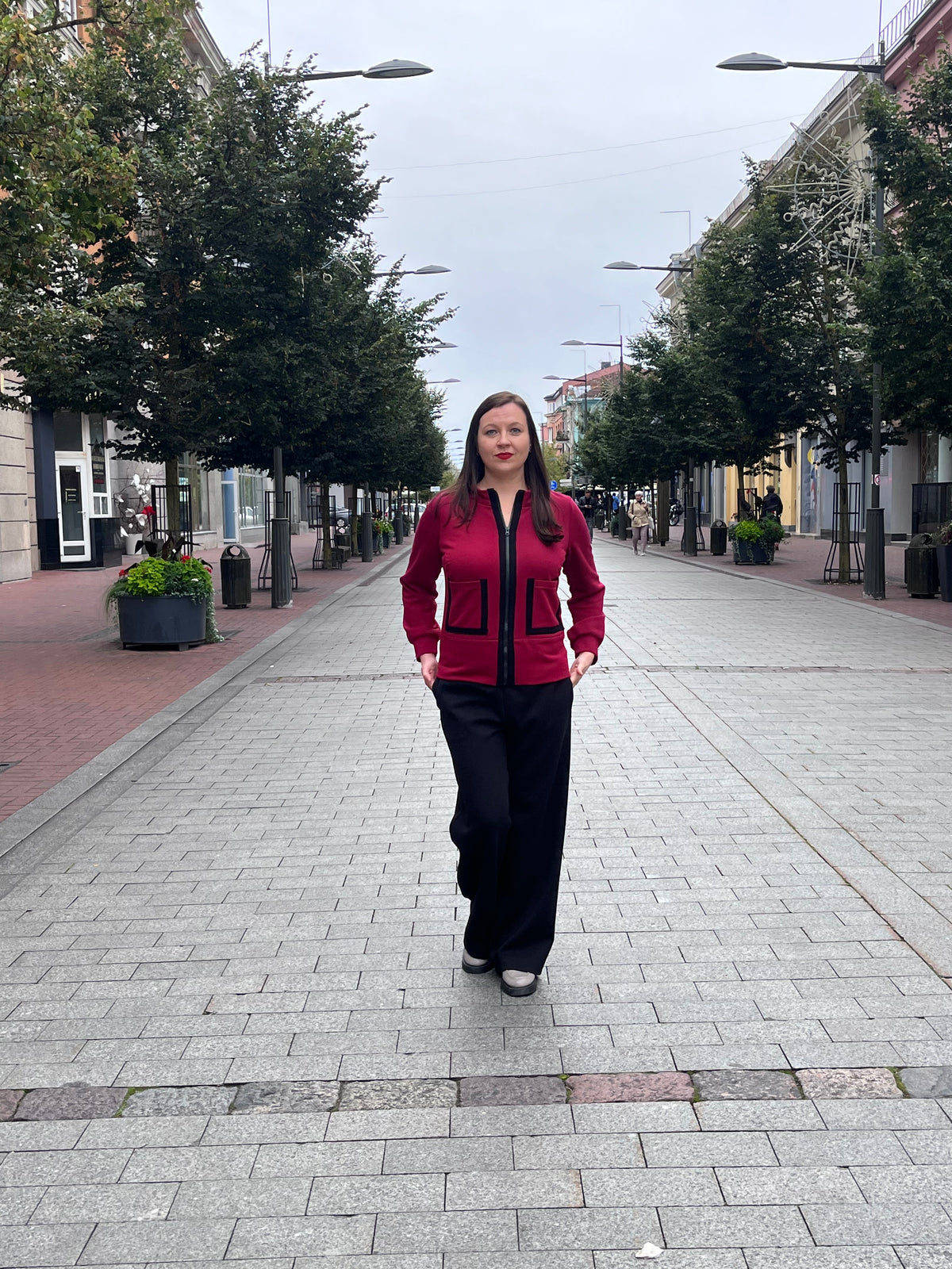 Womens leisure set with wide-leg trousers and elastic waistband, paired with a comfortable zip-up sweatshirt with patch pockets. Available in multiple color combinations (bordo + black, cappuccino + brown, khaki + black). Perfect for everyday wear or travel. Handmade in Lithuania, sizes 36–52.