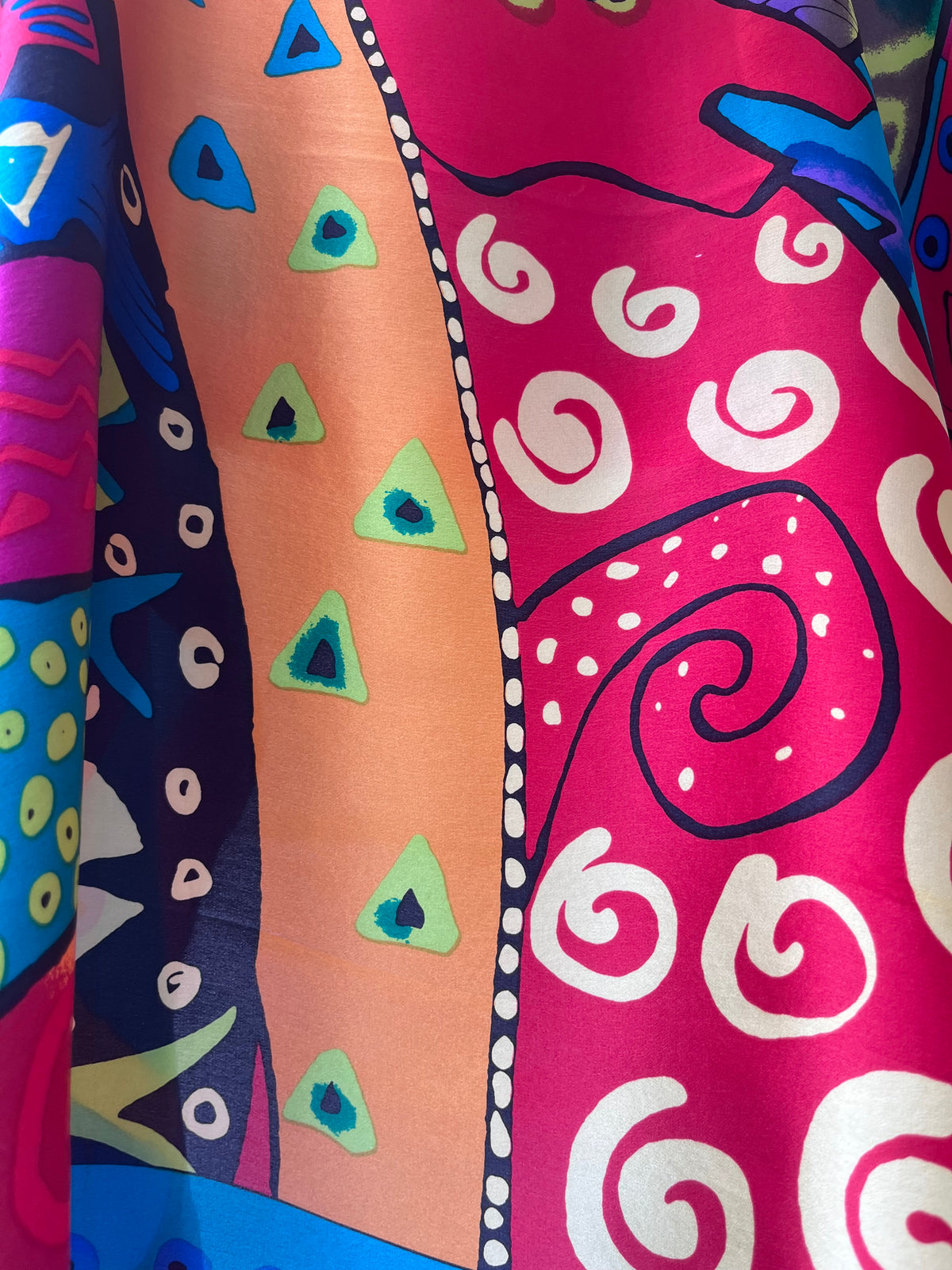 Bright silk scarf for women 90x90 cm with colorful cat print, luxury square silk scarf, playful and elegant accessory for neck, hair or handbag, perfect gift for cat lovers, Ryški šilkinė skarelė moterims 90x90 cm su spalvingu katinuko piešiniu, prabangi kvadrato formos šilko skarelė, žaismingas ir elegantiškas aksesuaras kaklui, plaukams ar rankinei, puiki dovanos idėja kačių mylėtojai.