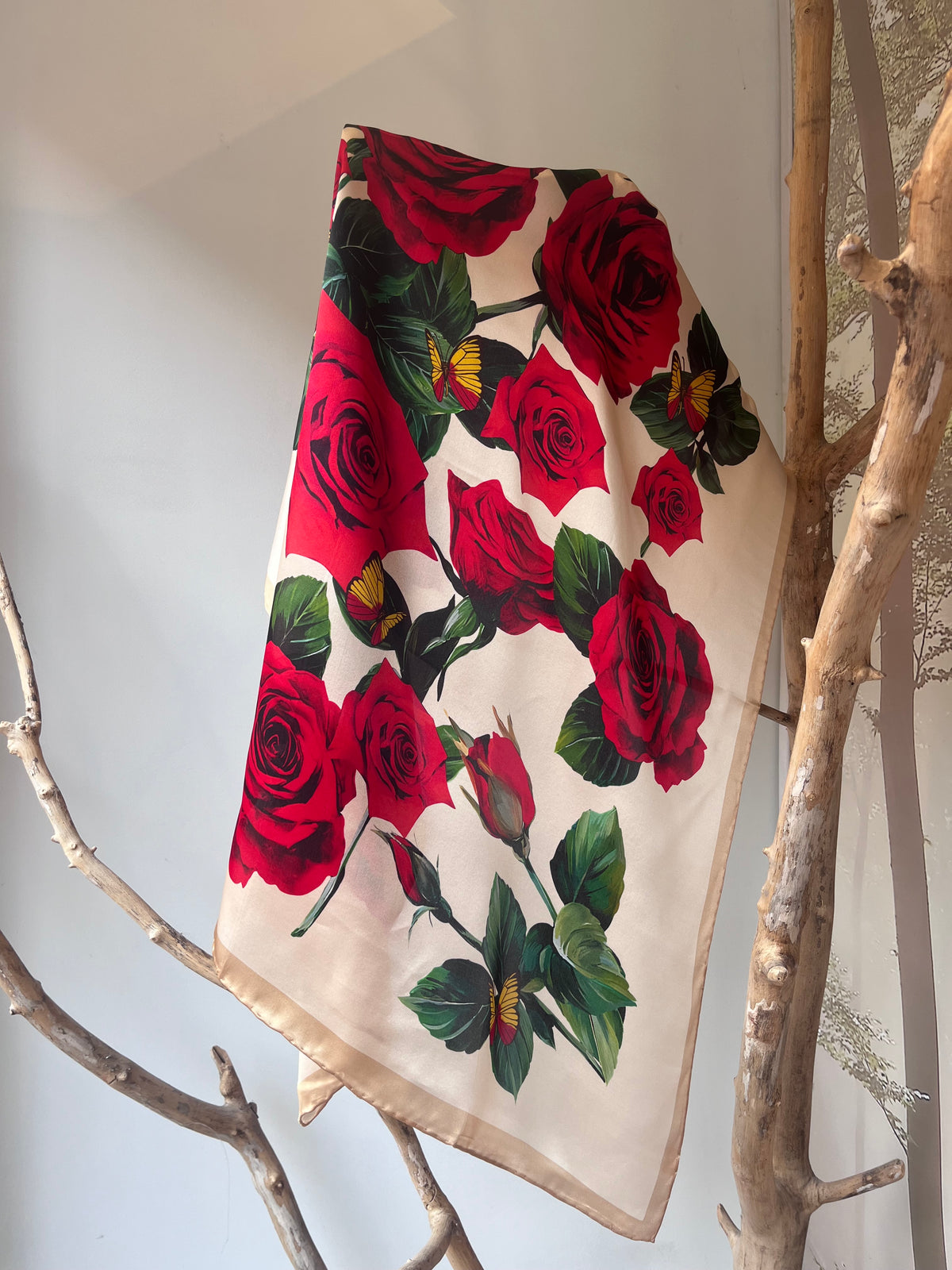 Silk scarf for women 90x90 cm with red roses floral print on light background, luxury square silk scarf with golden border, romantic and elegant accessory for neck, hair or handbag, perfect gift, Šilkinė skarelė moterims 90x90 cm su raudonų rožių gėlių motyvu ant šviesaus fono, prabangi kvadrato formos šilko skarelė su auksiniu krašteliu, romantiškas ir elegantiškas aksesuaras kaklui, plaukams ar rankinei, subtili dovanos idėja moteri