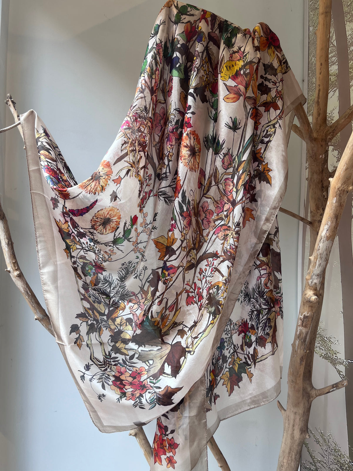 Silk shawl for women with autumn floral and leaf print in warm orange, yellow, red and green tones, luxury lightweight silk wrap, elegant accessory for shoulders or neck, perfect seasonal gift, Šilkinis šalis moterims su rudens gėlių ir lapų motyvu šiltų oranžinių, geltonų, raudonų ir žalių atspalvių, prabangus lengvas šilko šalis, elegantiškas aksesuaras pečiams ar kaklui, puiki sezono dovanos idėja.
