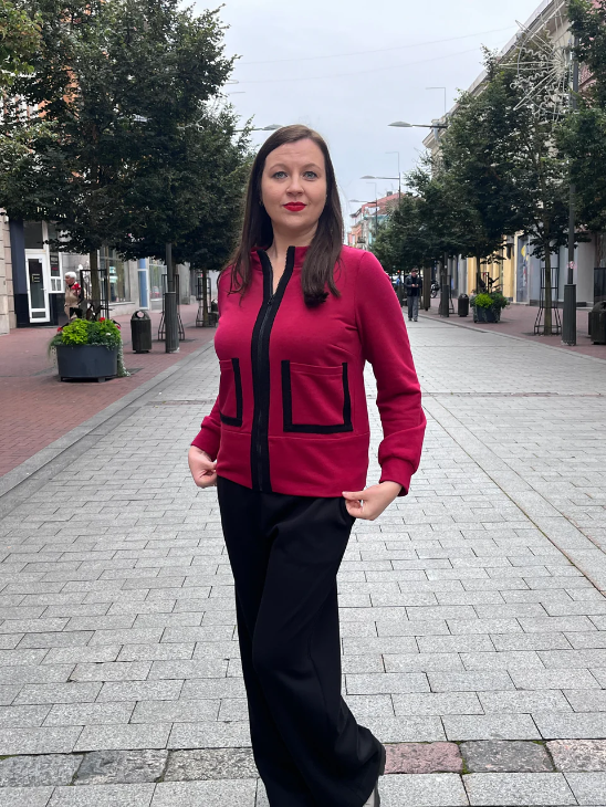 Bordo spalvos trikotažinis moteriškas kostiumas – džemperis su juodais dekoratyviniais akcentais ir užtrauktuku, derinamas su plačiomis juodomis kelnėmis.
Women’s jersey set in burgundy — zip sweatshirt with black decorative trims and patch pockets, paired with wide black pants.