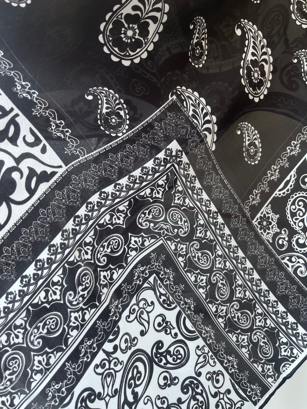Black and white silk scarf for women 90x90 cm with paisley and ornamental print, luxury square silk scarf in the most popular size, elegant and versatile accessory for neck, hair or handbag, perfect timeless gift, Juodai balta šilkinė skarelė moterims 90x90 cm su paisley ir ornamentų raštu, prabangi kvadrato formos šilko skarelė populiariausio dydžio, elegantiškas ir universalus aksesuaras kaklui, plaukams ar rankinei, puiki nesenstanti dovanos idėja.
