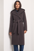 Brown espresso wool coat Zoe for women – long elegant winter coat with soft hood, belt at the waist, side pockets and back vent. Insulated and lined, warm and chic. Model is wearing size 34. Rudas vilnonis paltas Zoe – ilgas, šiltas paltas su kapišonu, diržu ir klasikinėmis detalėmis.