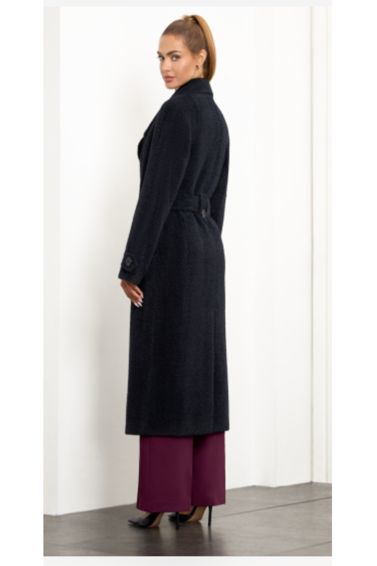 Black wool coat Harper for women – long classic winter coat with lapel collar, raglan sleeves, belt at the waist, flap pockets and back vent. Insulated and lined, elegant and timeless. Model is wearing size 34. Juodas vilnonis paltas Harper – ilgas, šiltas, klasikinio silueto paltas su diržu ir detalėmis.