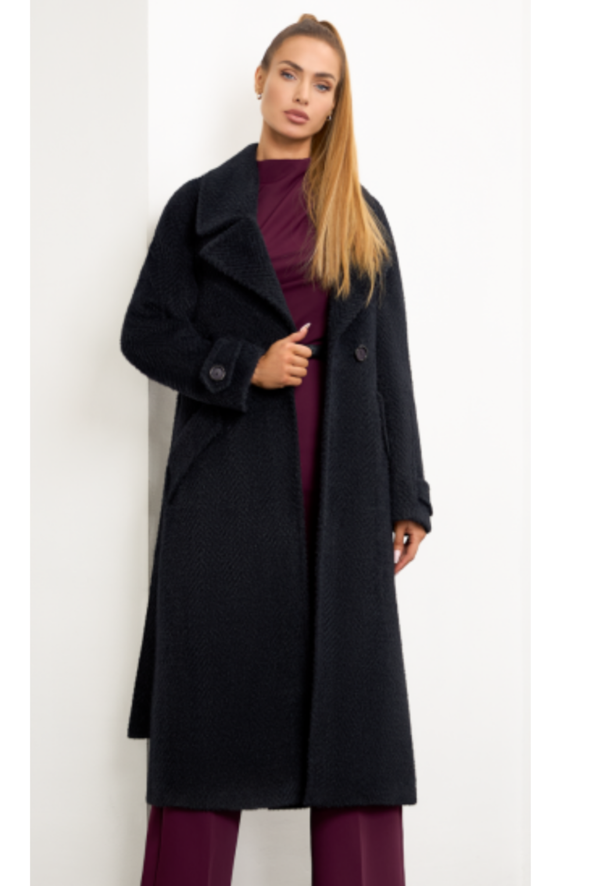 Black wool coat Harper for women – long classic winter coat with lapel collar, raglan sleeves, belt at the waist, flap pockets and back vent. Insulated and lined, elegant and timeless. Model is wearing size 34. Juodas vilnonis paltas Harper – ilgas, šiltas, klasikinio silueto paltas su diržu ir detalėmis.
