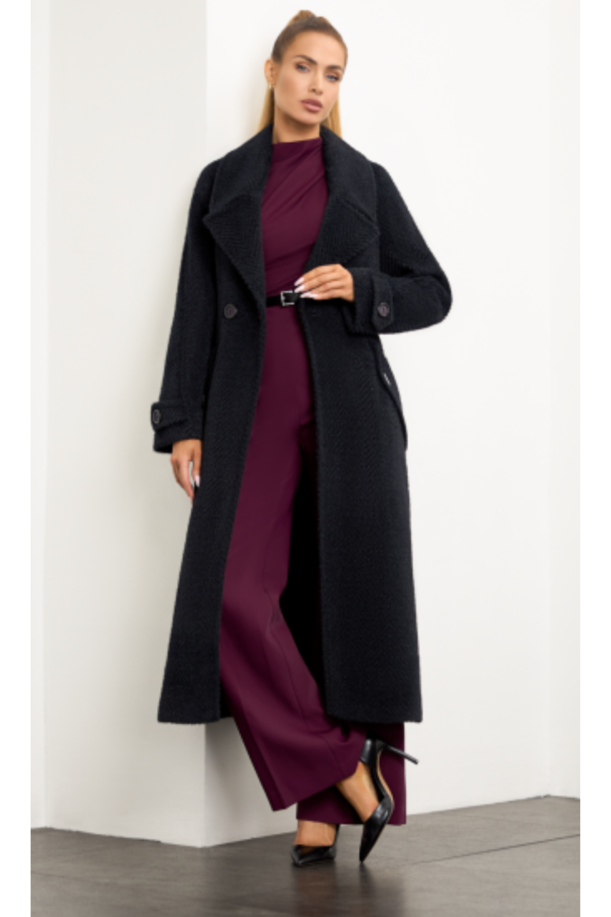 Black wool coat Harper for women – long classic winter coat with lapel collar, raglan sleeves, belt at the waist, flap pockets and back vent. Insulated and lined, elegant and timeless. Model is wearing size 34. Juodas vilnonis paltas Harper – ilgas, šiltas, klasikinio silueto paltas su diržu ir detalėmis.