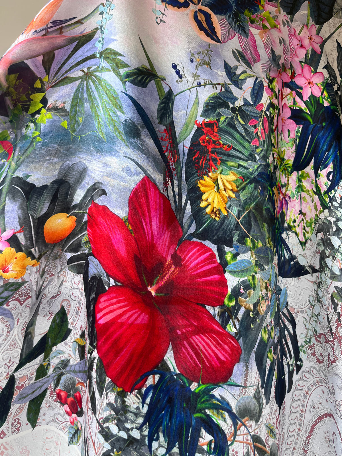 Luxury silk scarf for women 90x90 cm with floral print framed by dark border, elegant square silk scarf on light background, refined accessory for neck, hair or handbag, perfect gift, Elegantiška šilkinė skarelė moterims 90x90 cm su gėlių motyvu centre ir tamsia juostele aplink kraštus, prabangi kvadrato formos šilko skarelė ant šviesaus fono, rafinuotas aksesuaras kaklui, plaukams ar rankinei, subtili dovanos idėja moteriai.