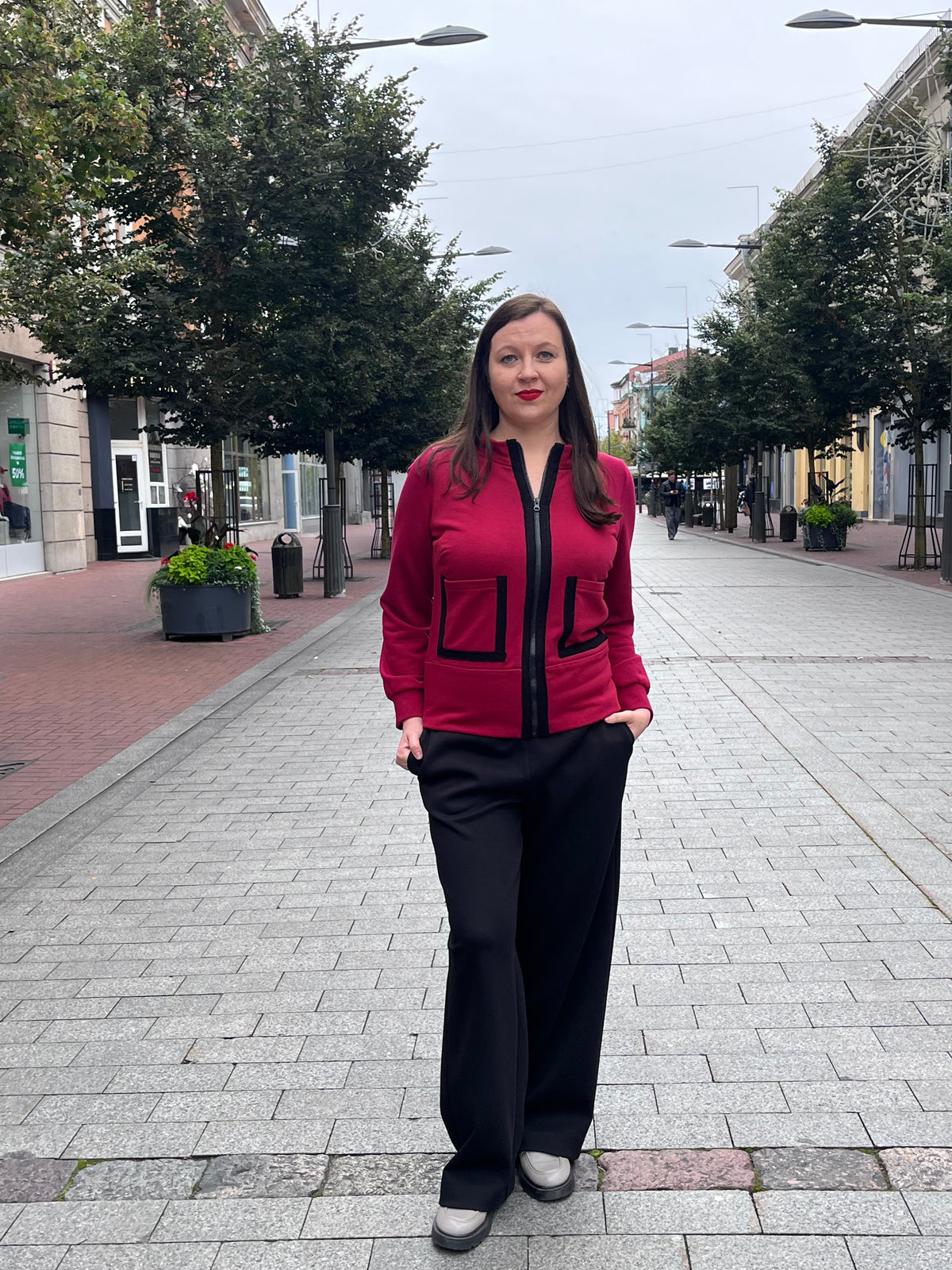 Womens leisure set with wide-leg trousers and elastic waistband, paired with a comfortable zip-up sweatshirt with patch pockets. Available in multiple color combinations (bordo + black, cappuccino + brown, khaki + black). Perfect for everyday wear or travel. Handmade in Lithuania, sizes 36–52.