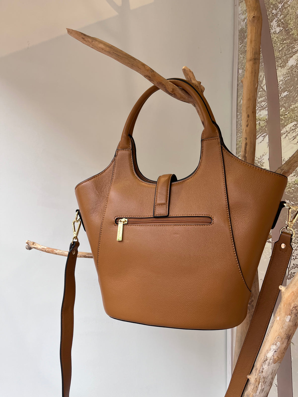 Kibiro formos odinė rankinė moterims, camel spalva, elegantiška ir talpi