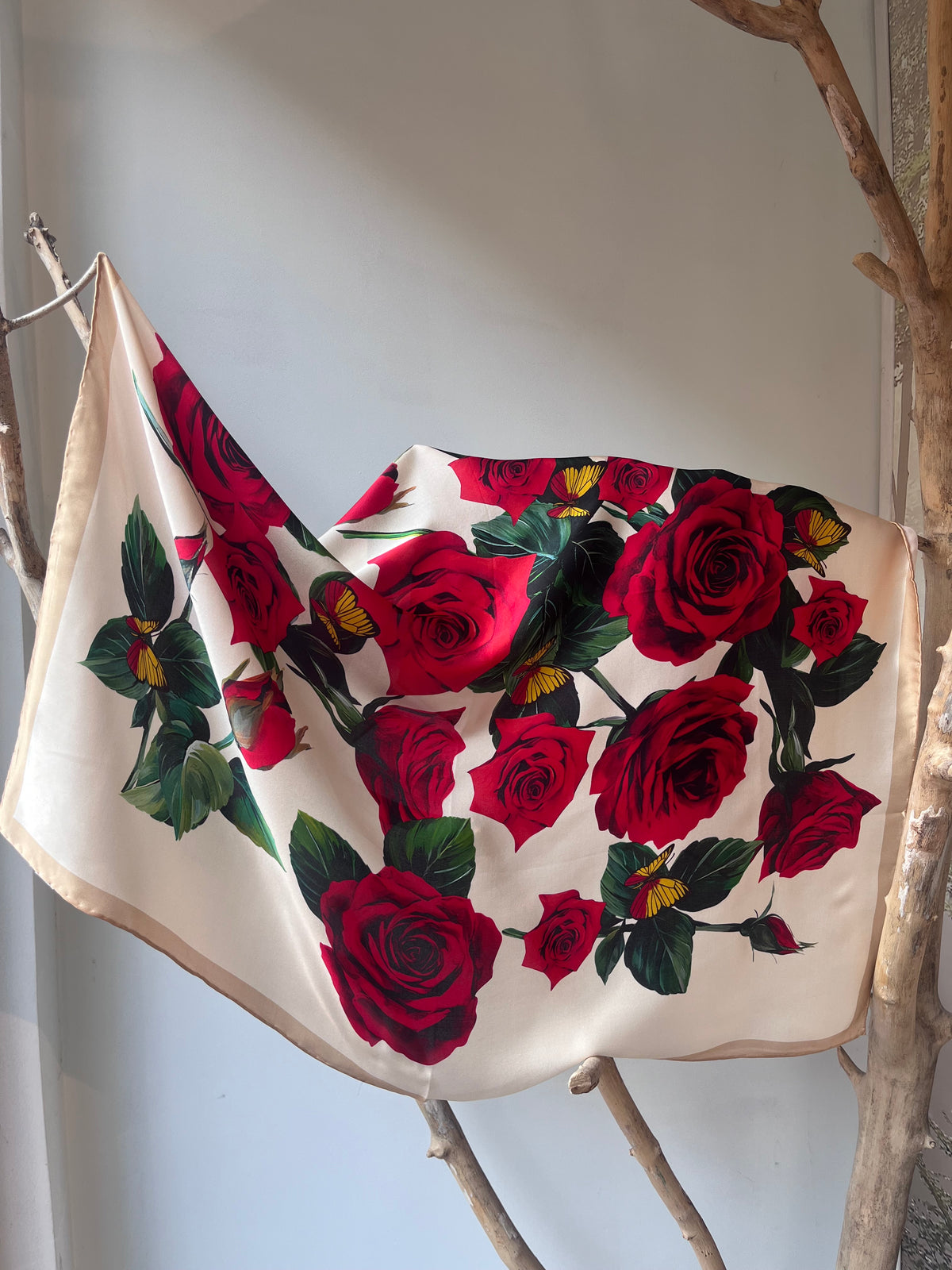 Silk scarf for women 90x90 cm with red roses floral print on light background, luxury square silk scarf with golden border, romantic and elegant accessory for neck, hair or handbag, perfect gift, Šilkinė skarelė moterims 90x90 cm su raudonų rožių gėlių motyvu ant šviesaus fono, prabangi kvadrato formos šilko skarelė su auksiniu krašteliu, romantiškas ir elegantiškas aksesuaras kaklui, plaukams ar rankinei, subtili dovanos idėja moteri