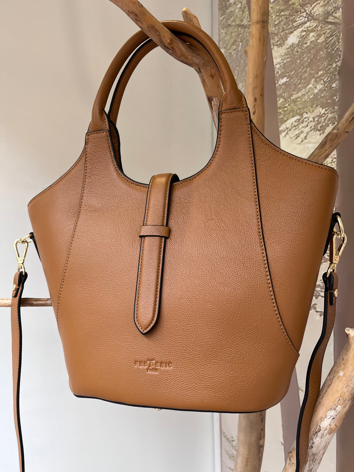 Kibiro formos odinė rankinė moterims, camel spalva, elegantiška ir talpi