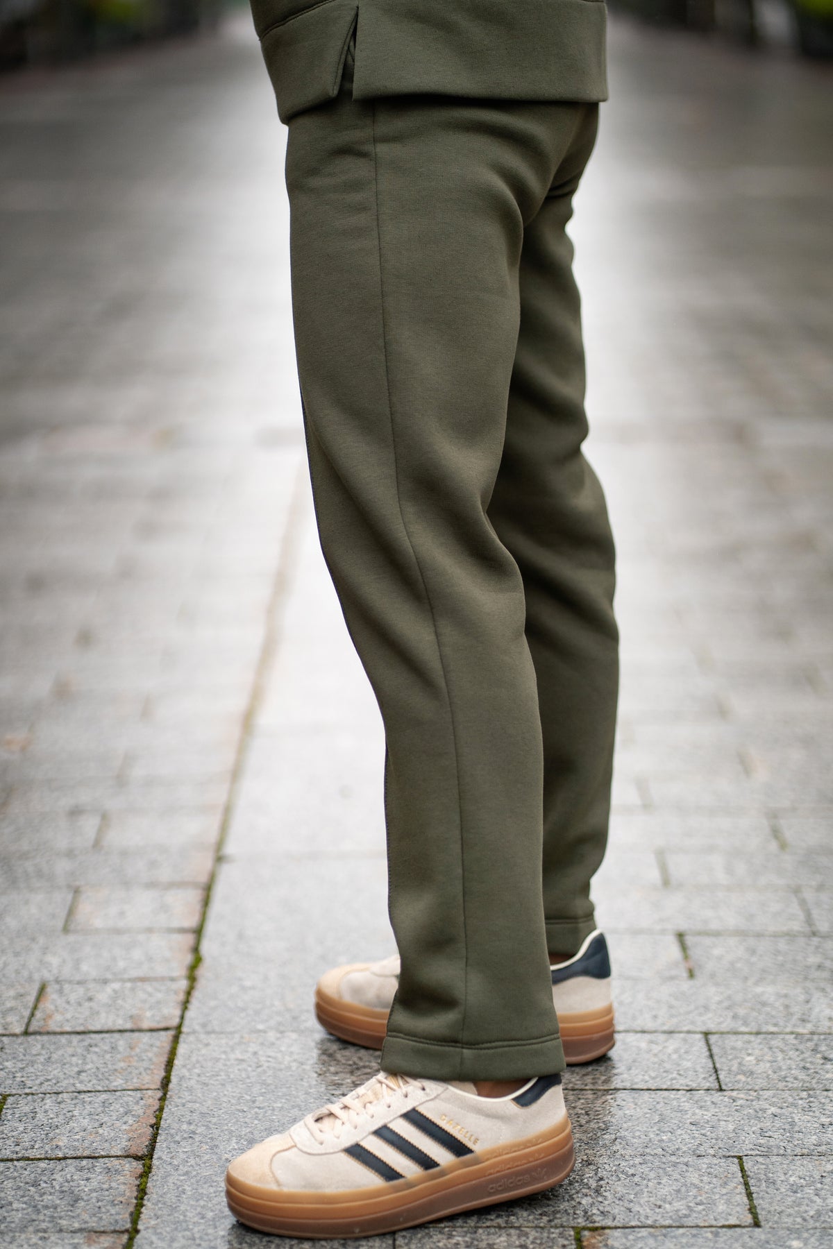 Tiesių kelnių detalė iš arti – matoma priekinė siūlė, padedanti išlaikyti kelių formą, ir patogus audinys su švelniu pūkeliu viduje.
Close-up of straight pants – front seam to help prevent knee bagging and soft brushed interior for comfort.