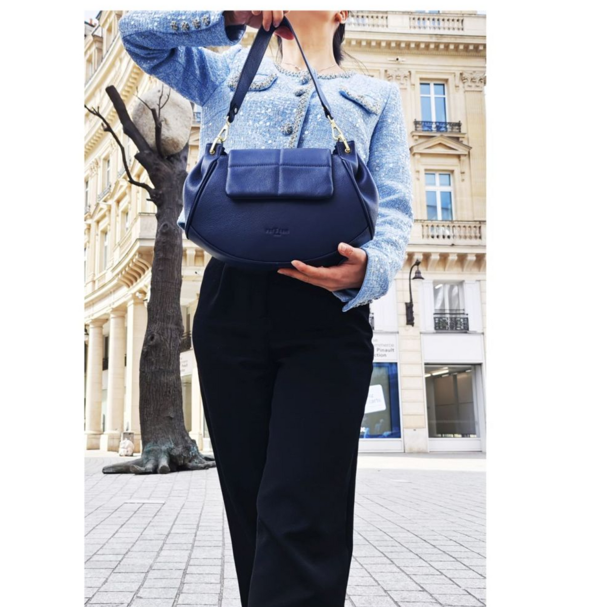 Camel crescent-shaped leather handbag with gold details and French design.
 pusmėnulio formos natūralios odos rankinė su auksinėmis detalėmis ir prancūzišku dizainu.