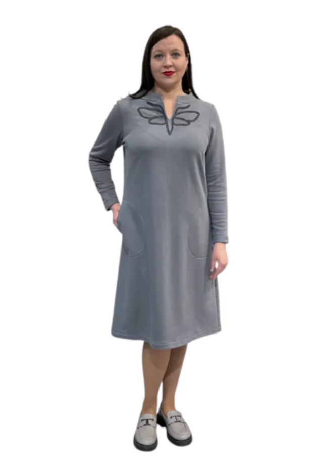 Green cotton-elastane midi dress for women with handmade dragonfly embroidery, bell silhouette and side pockets, designed and made in Lithuania. Comfortable and elegant knitwear dress perfect for autumn and winter season. Žalia trikotažinė suknelė moterims su rankų darbo laumžirgio siuviniu, varpelio siluetu ir kišenėmis – pagaminta Lietuvoje