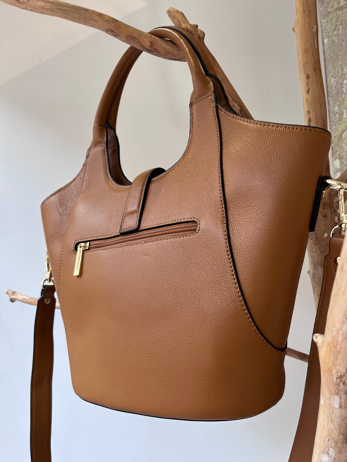 Kibiro formos odinė rankinė moterims, camel spalva, elegantiška ir talpi