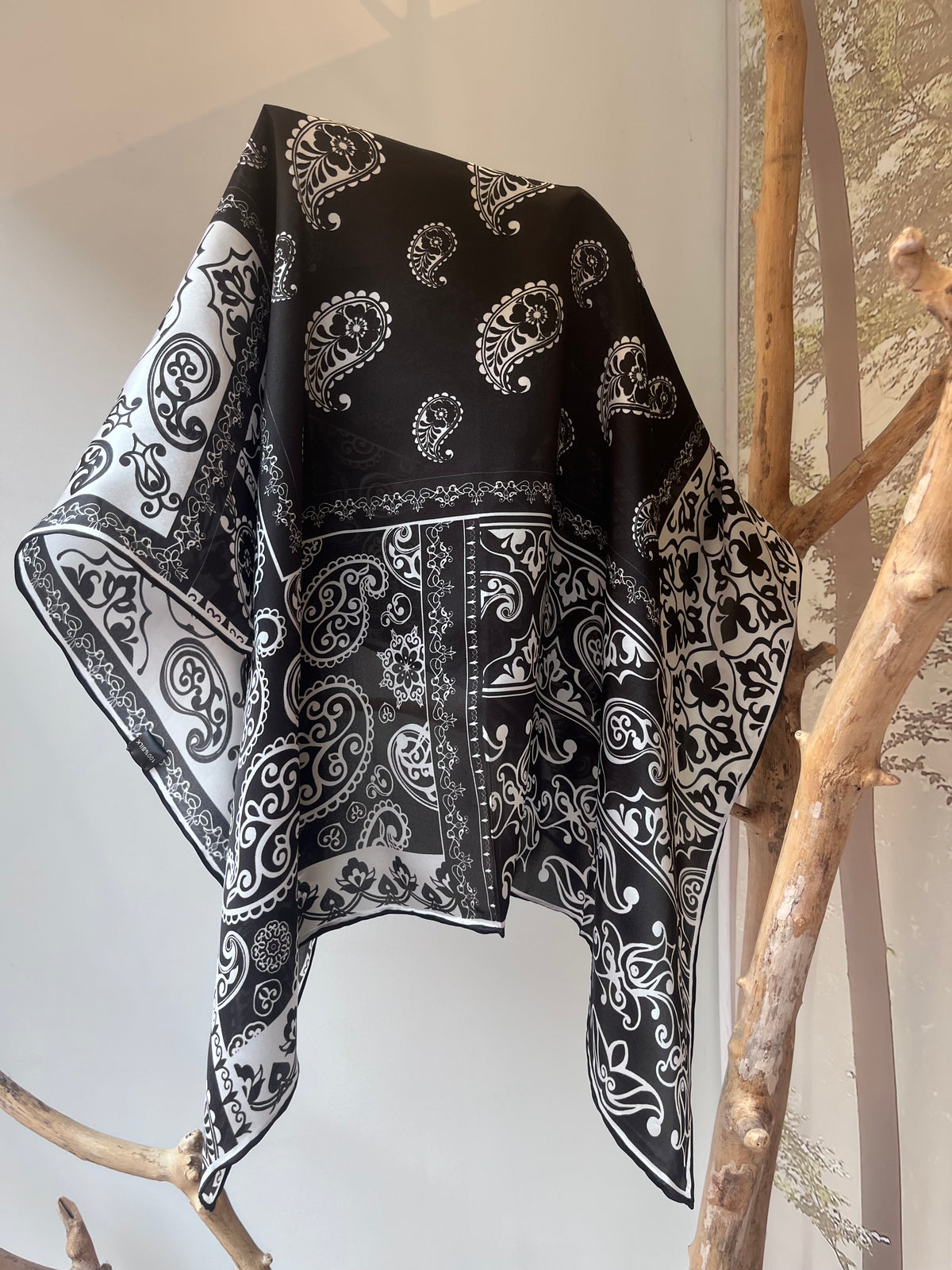 Black and white silk scarf for women 90x90 cm with paisley and ornamental print, luxury square silk scarf in the most popular size, elegant and versatile accessory for neck, hair or handbag, perfect timeless gift, Juodai balta šilkinė skarelė moterims 90x90 cm su paisley ir ornamentų raštu, prabangi kvadrato formos šilko skarelė populiariausio dydžio, elegantiškas ir universalus aksesuaras kaklui, plaukams ar rankinei, puiki nesenstanti dovanos idėja.