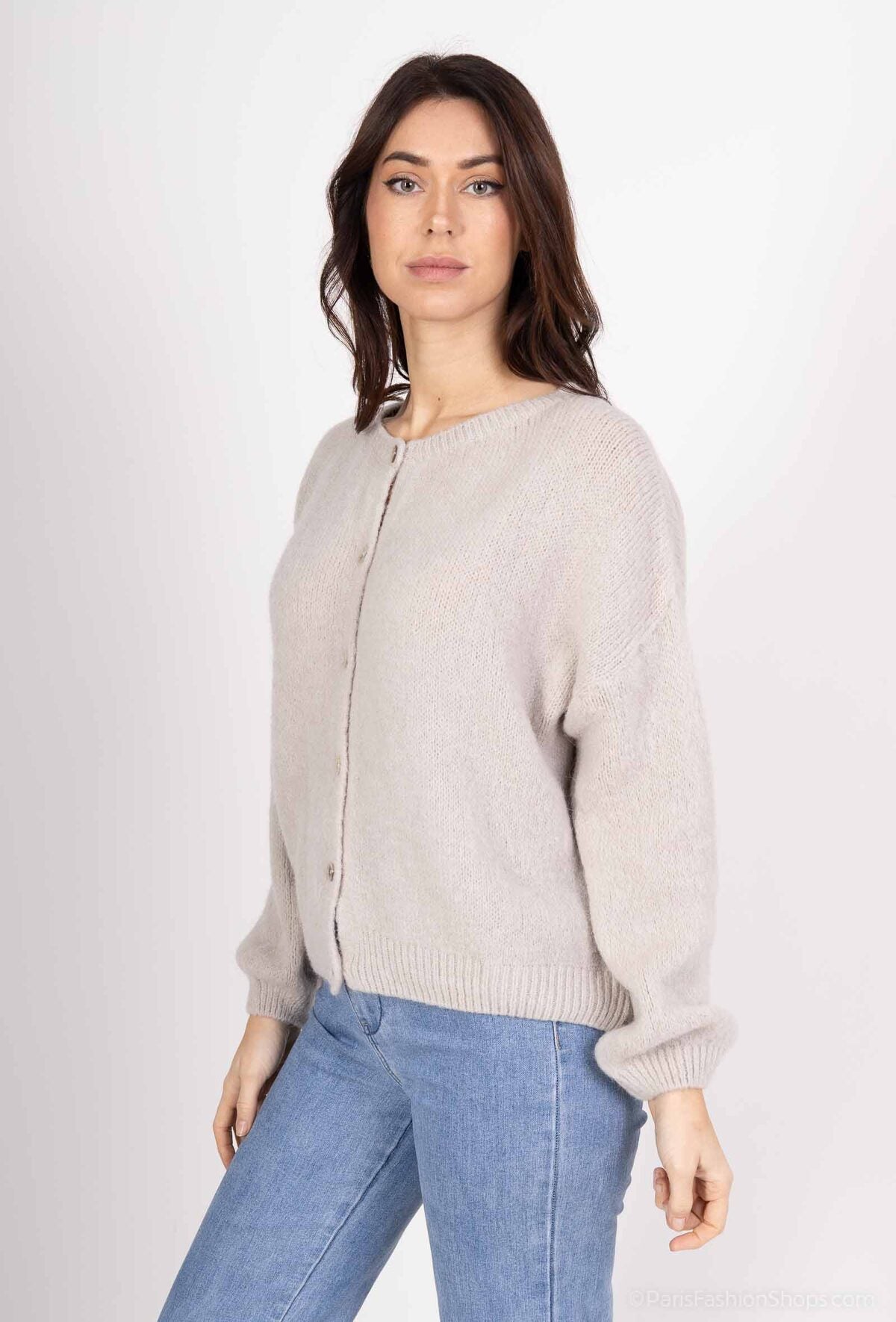 Soft baby alpaca cardigan in light taupe with round neckline and button placket; straight slightly loose fit with ribbed cuffs and hem, warm and lightweight for fall-winter outfits. | Šviesi smėlio (taupe) baby alpaka kardiganas su apvalia iškirpte ir sagomis; laisvai krentantis siluetas, tamprūs rankogaliai ir apačia – lengvas ir šiltas pasirinkimas rudeniui–žiemai.