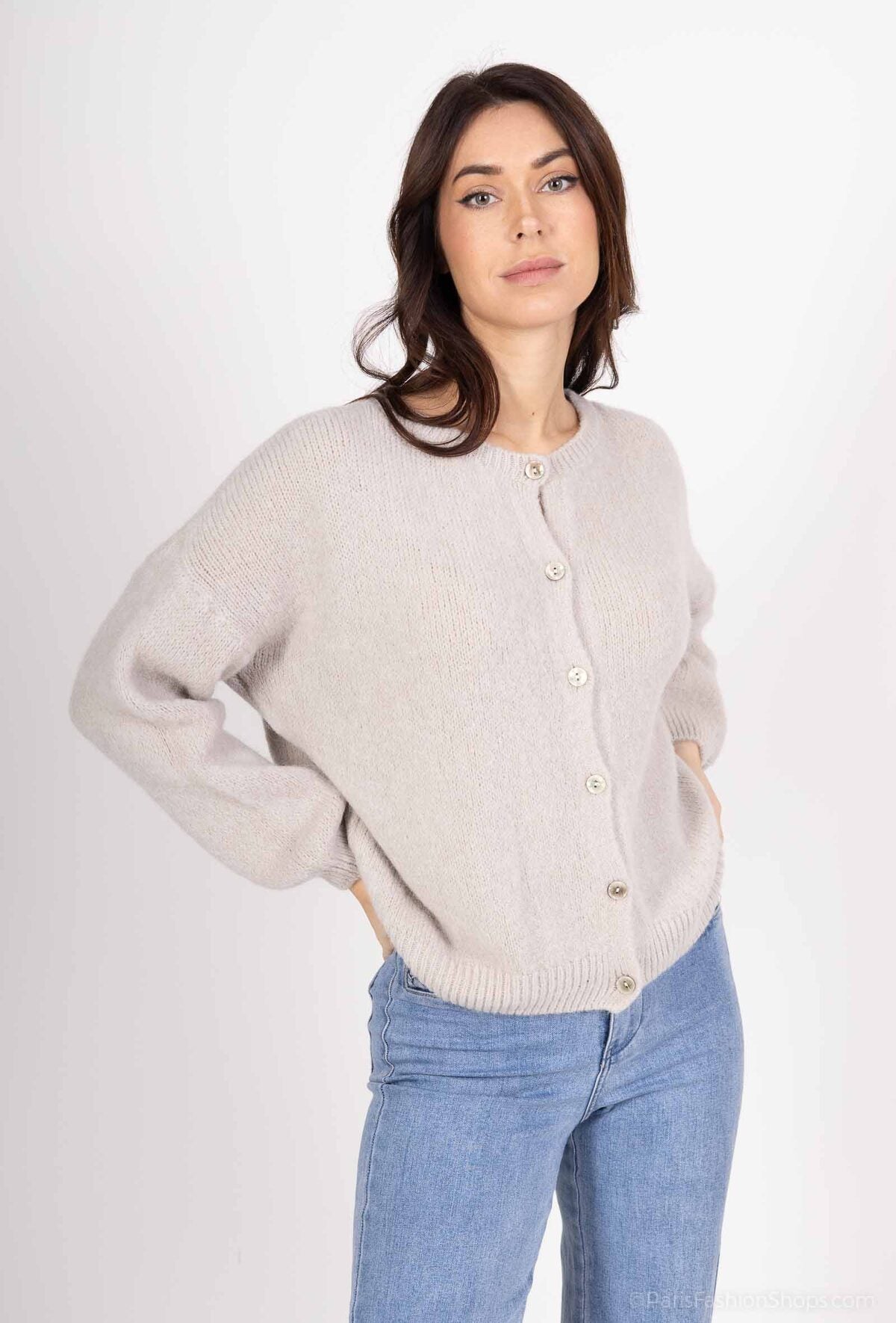 Soft baby alpaca cardigan in light taupe with round neckline and button placket; straight slightly loose fit with ribbed cuffs and hem, warm and lightweight for fall-winter outfits. | Šviesi smėlio (taupe) baby alpaka kardiganas su apvalia iškirpte ir sagomis; laisvai krentantis siluetas, tamprūs rankogaliai ir apačia – lengvas ir šiltas pasirinkimas rudeniui–žiemai.