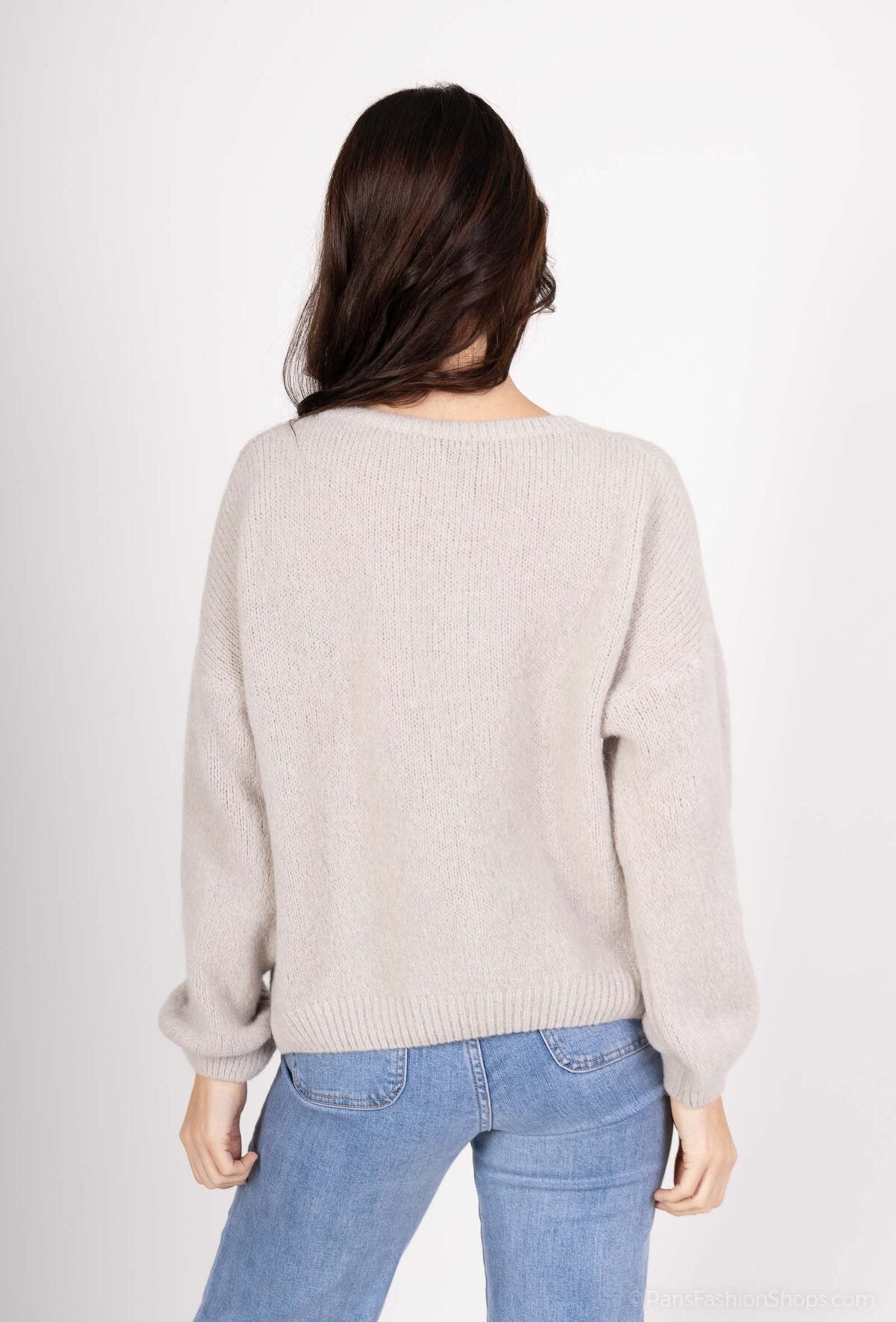 Soft baby alpaca cardigan in light taupe with round neckline and button placket; straight slightly loose fit with ribbed cuffs and hem, warm and lightweight for fall-winter outfits. | Šviesi smėlio (taupe) baby alpaka kardiganas su apvalia iškirpte ir sagomis; laisvai krentantis siluetas, tamprūs rankogaliai ir apačia – lengvas ir šiltas pasirinkimas rudeniui–žiemai.
