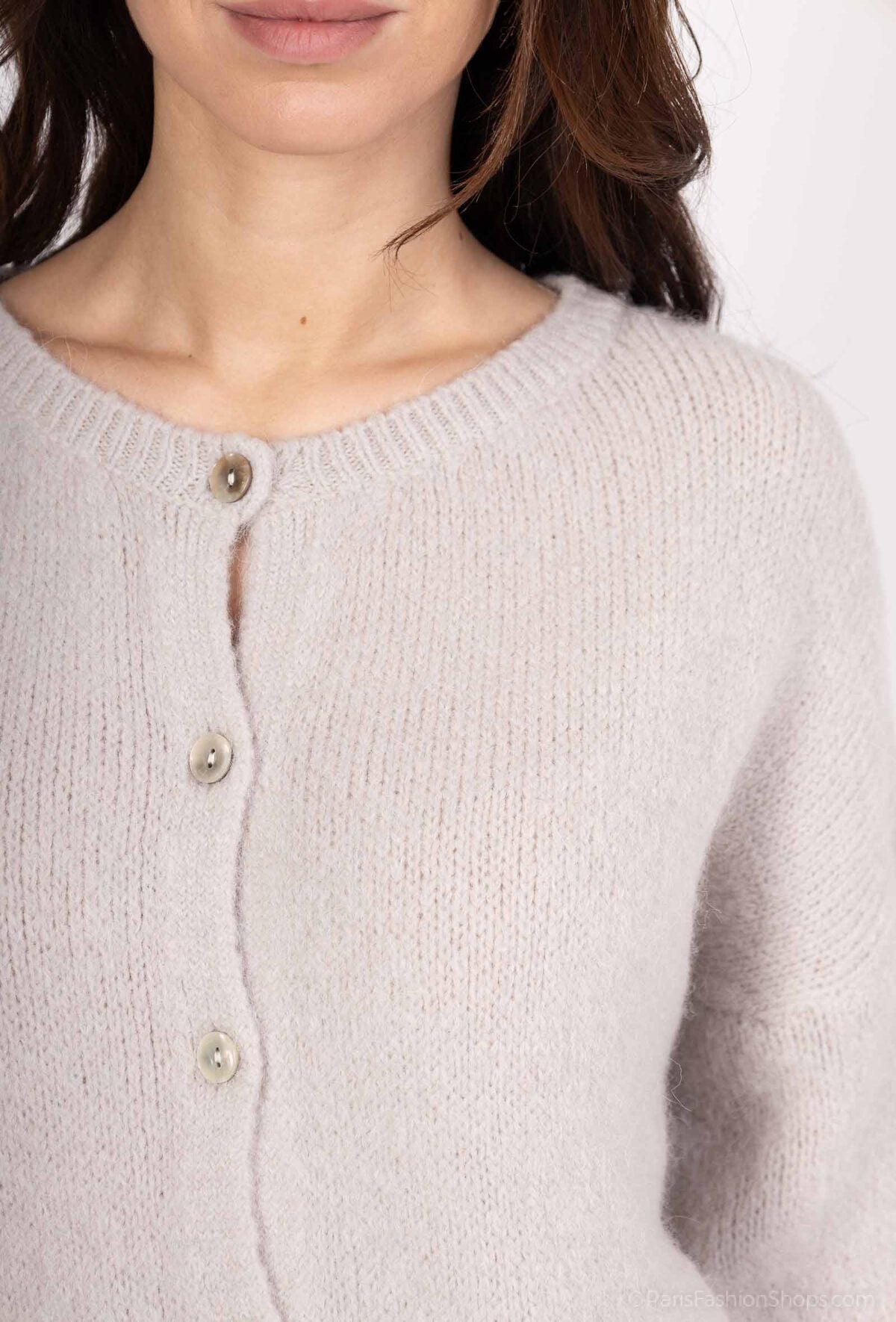 Soft baby alpaca cardigan in light taupe with round neckline and button placket; straight slightly loose fit with ribbed cuffs and hem, warm and lightweight for fall-winter outfits. | Šviesi smėlio (taupe) baby alpaka kardiganas su apvalia iškirpte ir sagomis; laisvai krentantis siluetas, tamprūs rankogaliai ir apačia – lengvas ir šiltas pasirinkimas rudeniui–žiemai.