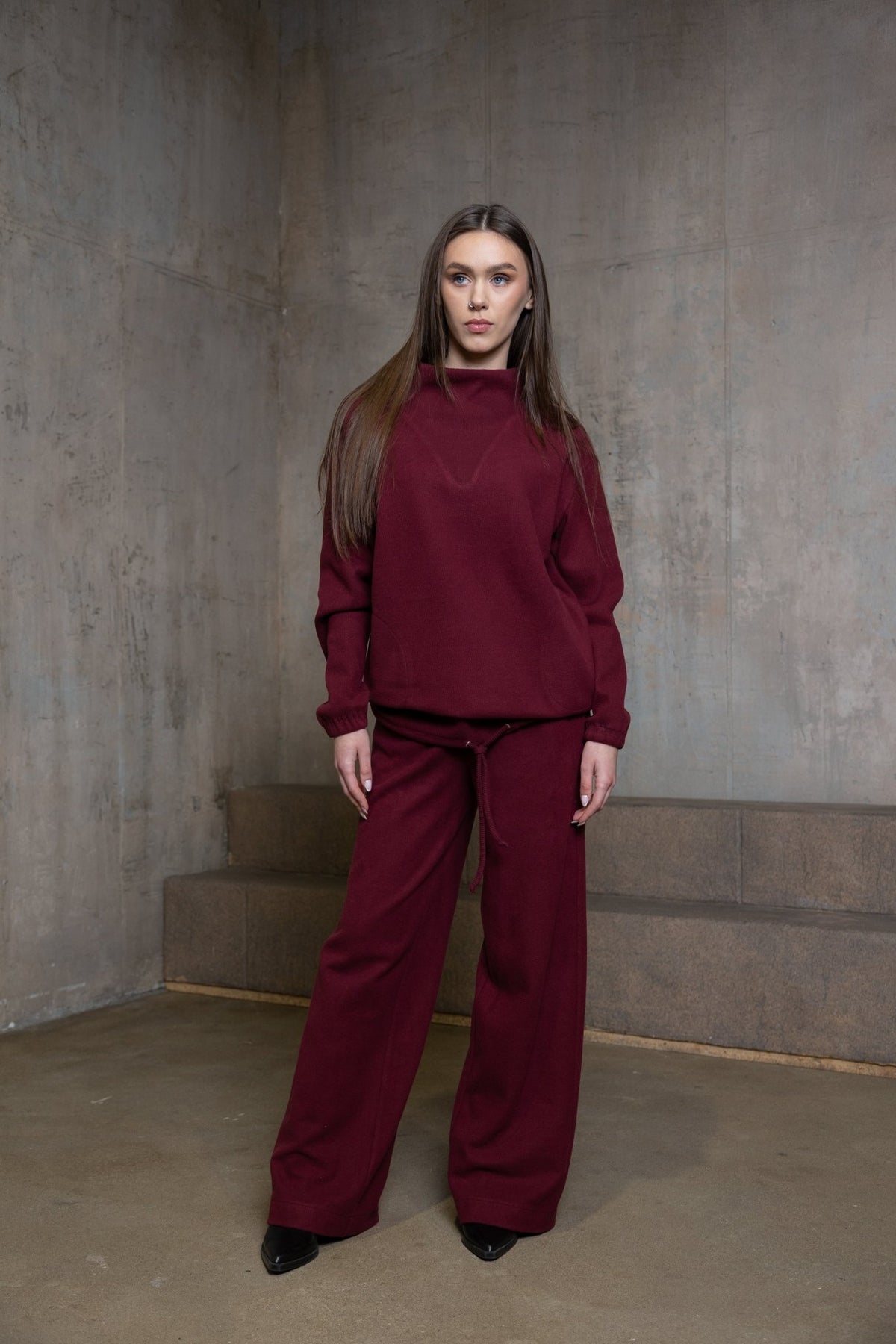 Bordo spalvos kostiumėlis, Plačios kelnės, Šilta palaidinė, Kišenės, Elegantiškas laisvalaikiui ir darbui, Patogus ir universalus rūbas – išskirtiniai drabužiai iš jakas.net